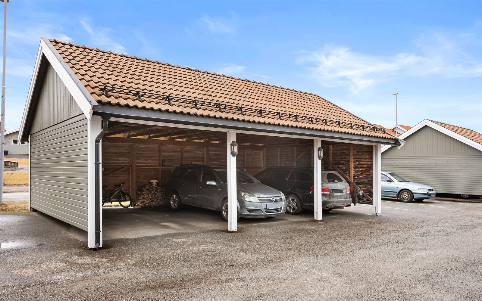 En parkeringsplass i carportrekke. Galleribilde