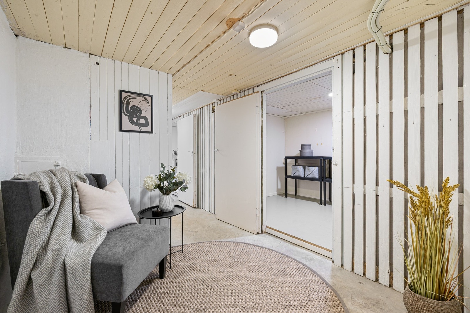 I venstre bildehjørne har du feieluken, og i boden til venstre er varmtvannsberederen lokalisert. Galleribilde