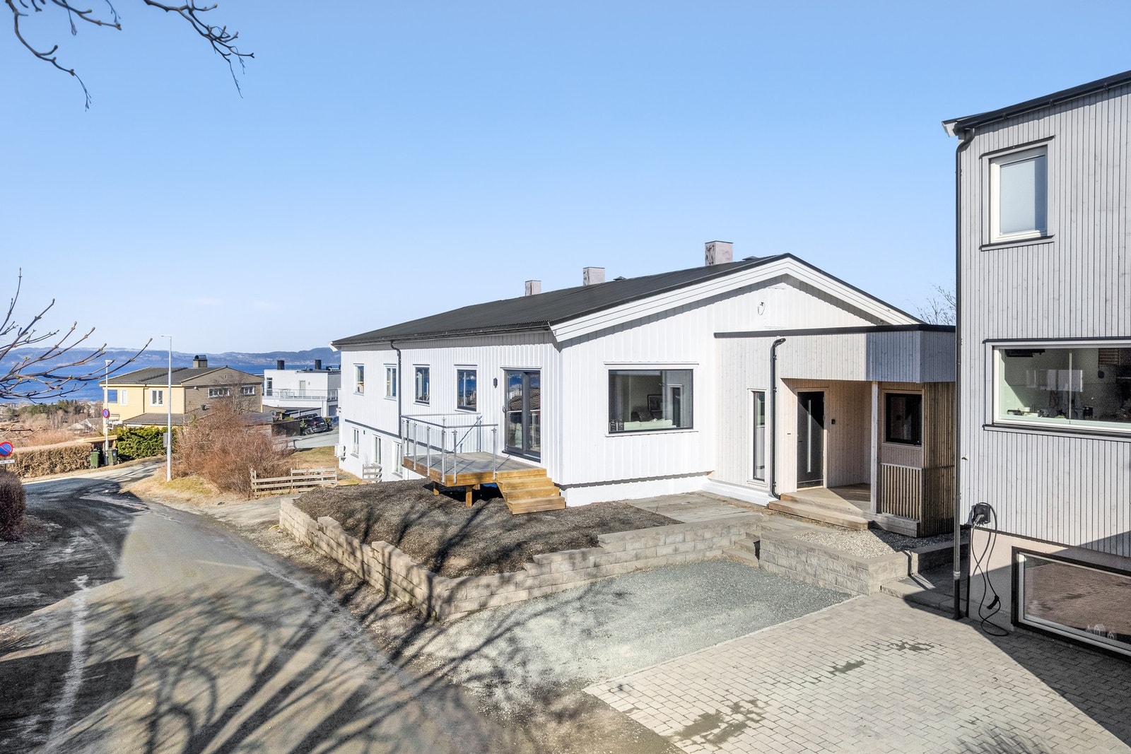 Tomten rundt huset er seksjonert og tilhører boligen (seksjon 3). Her har du blant annet en veranda med utgang til hageflekk, 2 parkeringsplasser og en terrasse i kombinasjon med inngangspartiet. Galleribilde