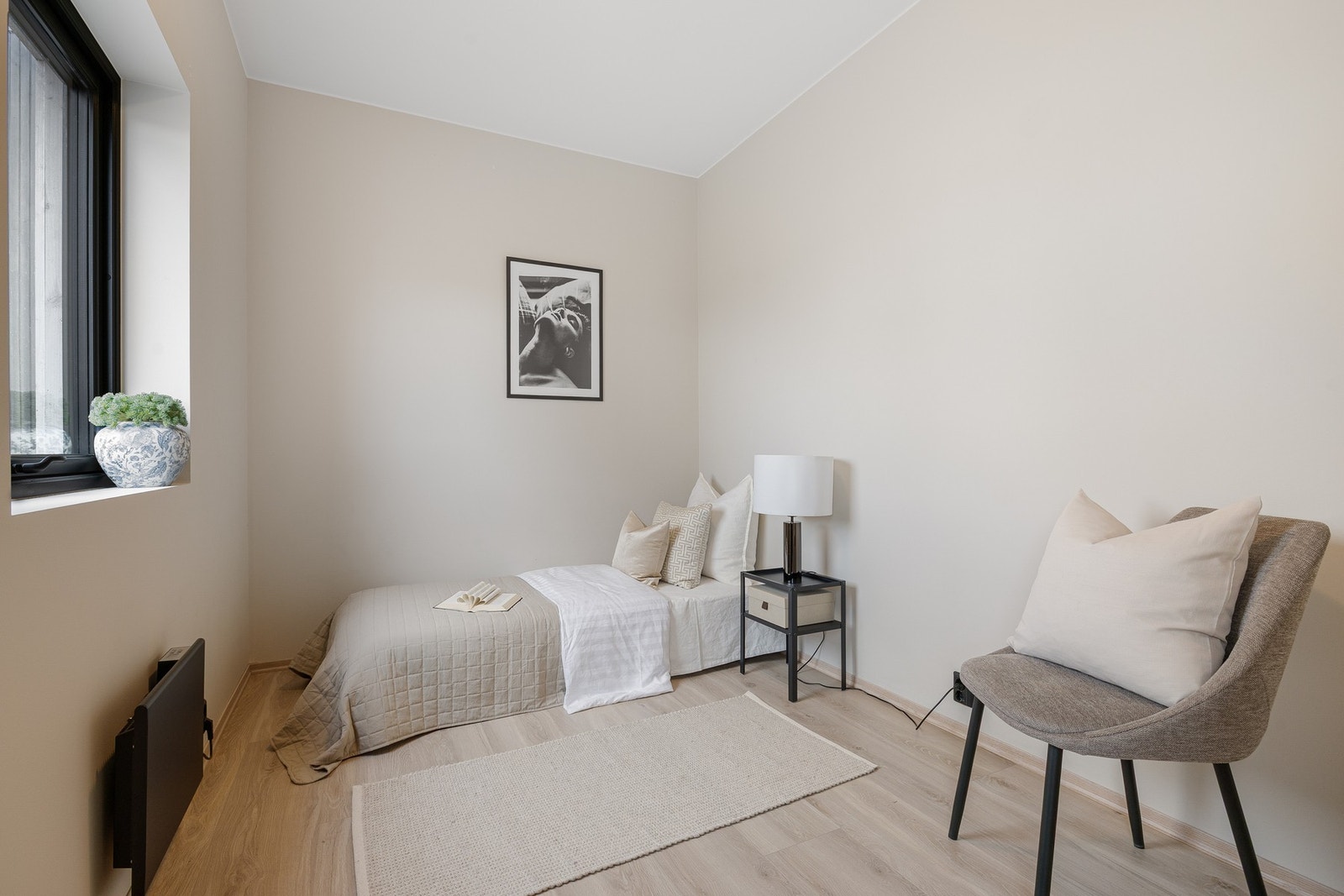 Soverom 4 måler også 8 kvm. Gir med det like god plass til dobbeltseng, nattbord, garderobeløsning og annet soveromsmøblement etter ønske. Soverom 3 og 4 er 2,3 meter i bredden og 3,3 meter i lengden. Galleribilde