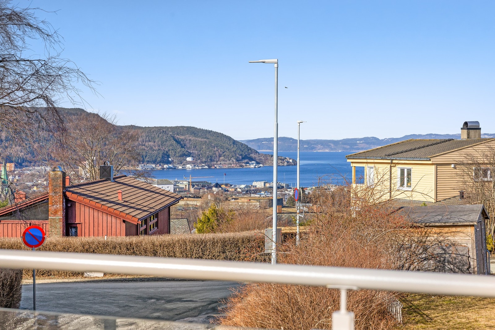 Fra verandaen utenfor stue/kjøkkenarealet har du en fantastisk utsikt ned mot Kristiansten festning, byen og Trondheimsfjorden! Galleribilde