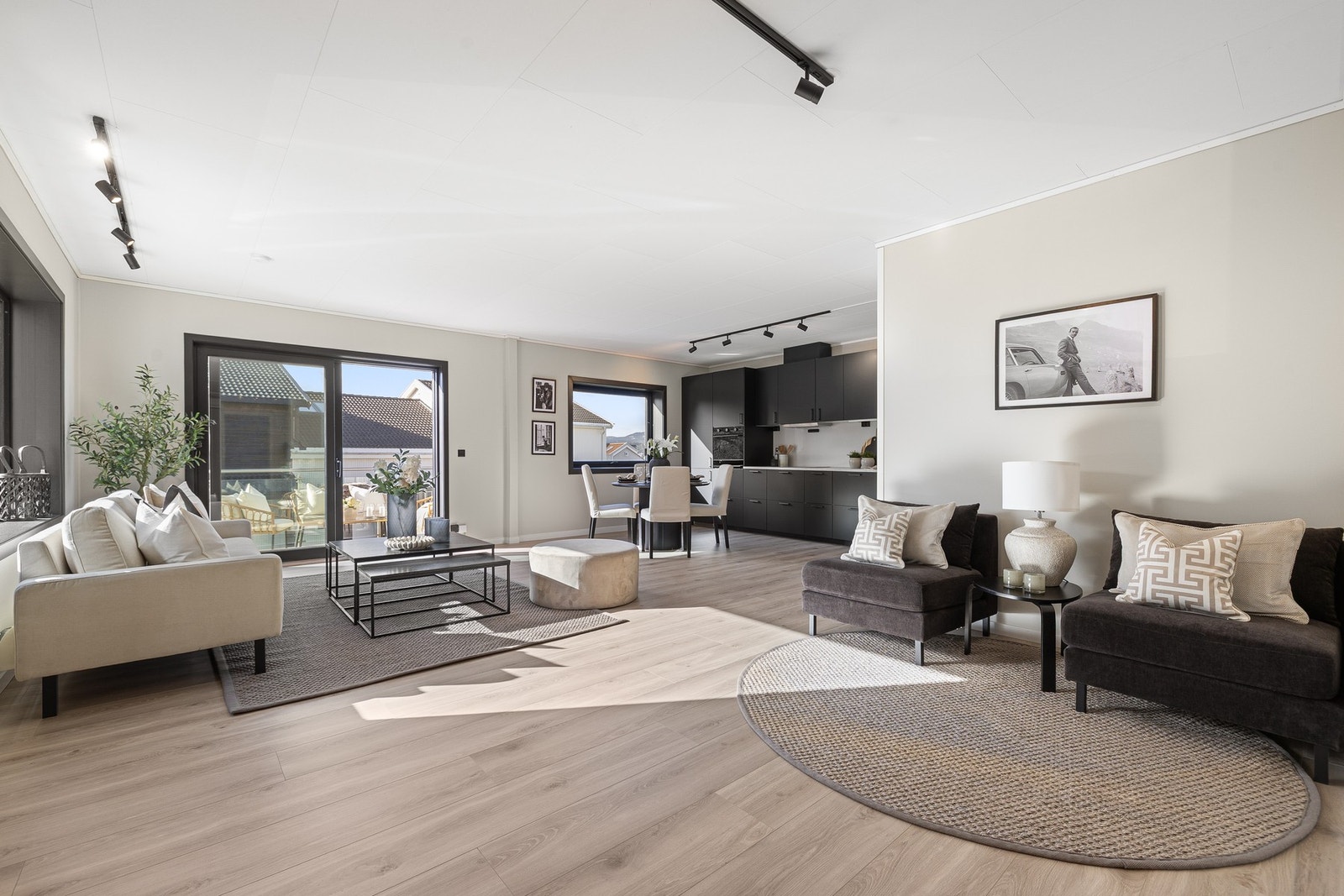 Boligen har store vindusflater som bidrar til rikelig med naturlig lys. Dette, kombinert med god belysning i himling, skaper en trivelig og lun atmosfære. Galleribilde