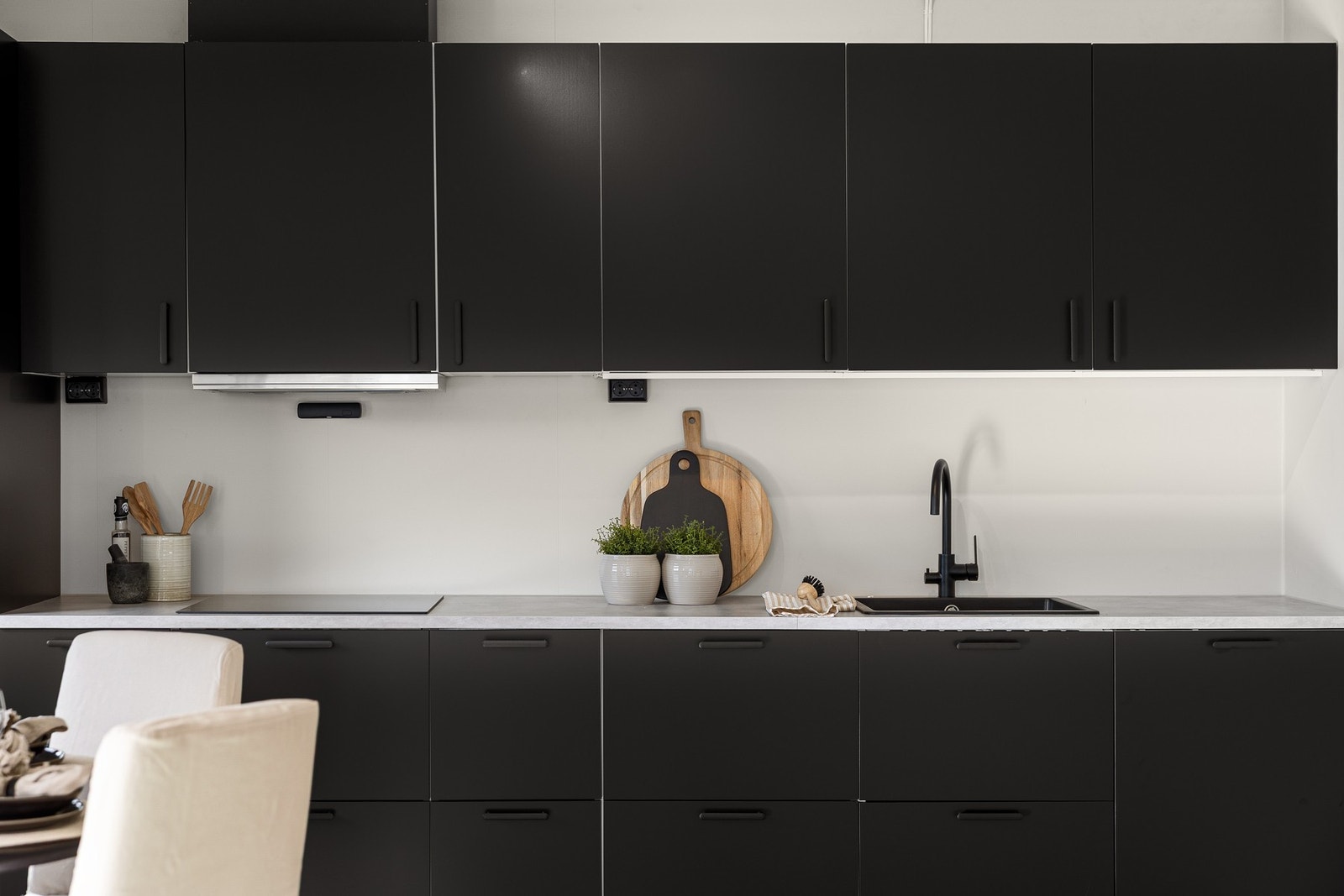 Detaljbilde fra kjøkkenet. Kjøkkenet har mekanisk avtrekk (TG 0). Integrerte hvitevarer medfølger i handelen og inkluderer stekeovn, platetopp, oppvaskmaskin og kjøl/fryseskap. Galleribilde