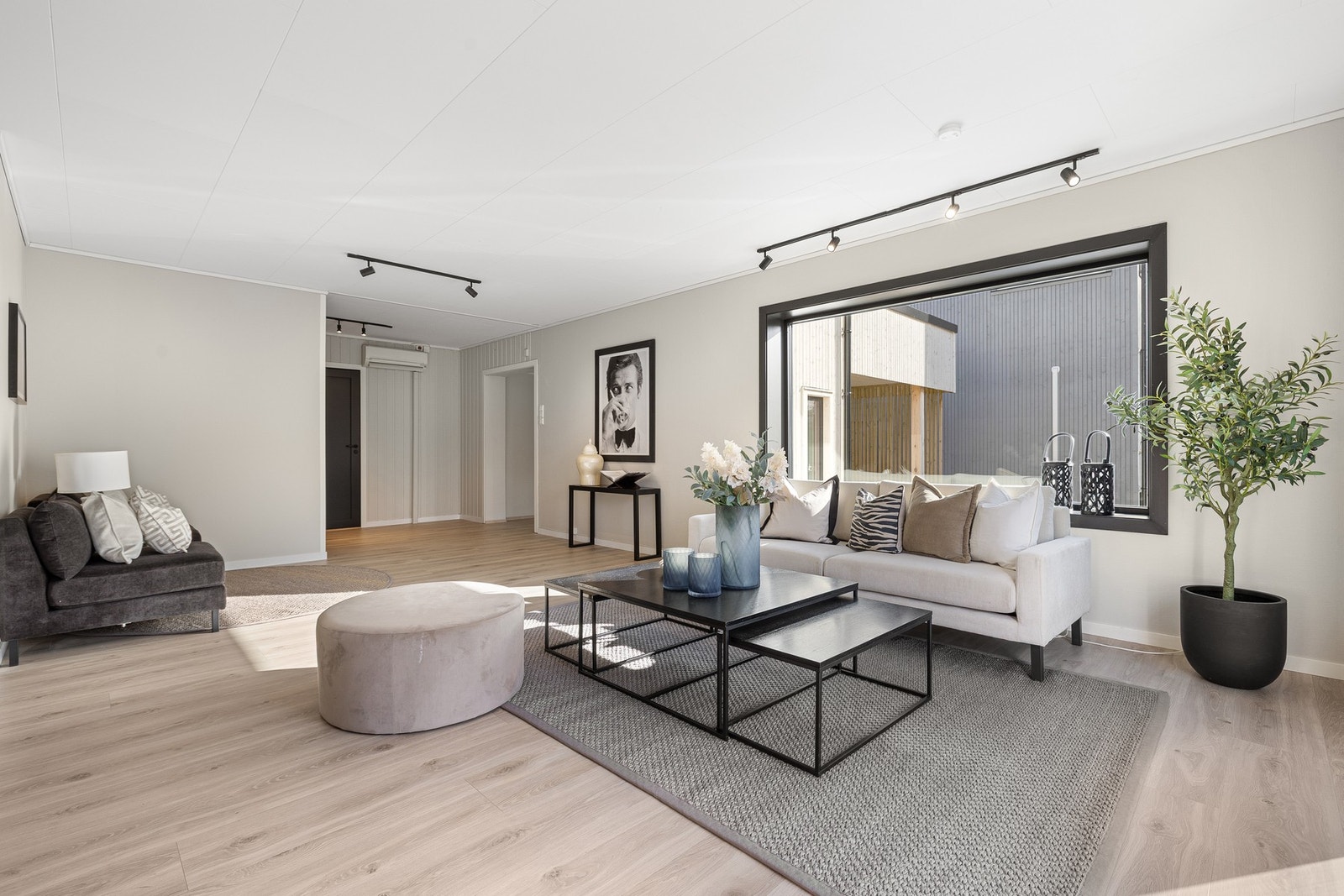 Oppholdsarealet som inkluderer kjøkken, stor stue og gang rommer totalt 52 kvm. God plass til etablering av ulike og ønskede soner. Boligen varmes opp ved bruk av varmepumpe og elektrisitet. Galleribilde