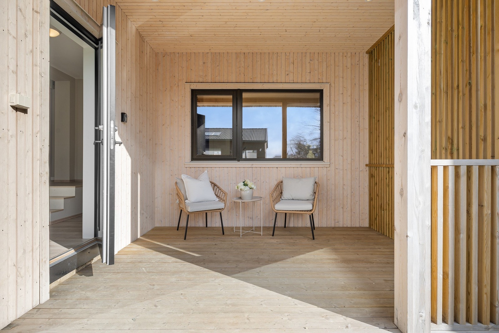 Tilbygget har et praktisk innhuk med en overbygd terrasse som utvider bruksegenskapene utendørs. Et koselig og innbydende preg, hvor arealet legger til rette for ulike løsninger. Galleribilde