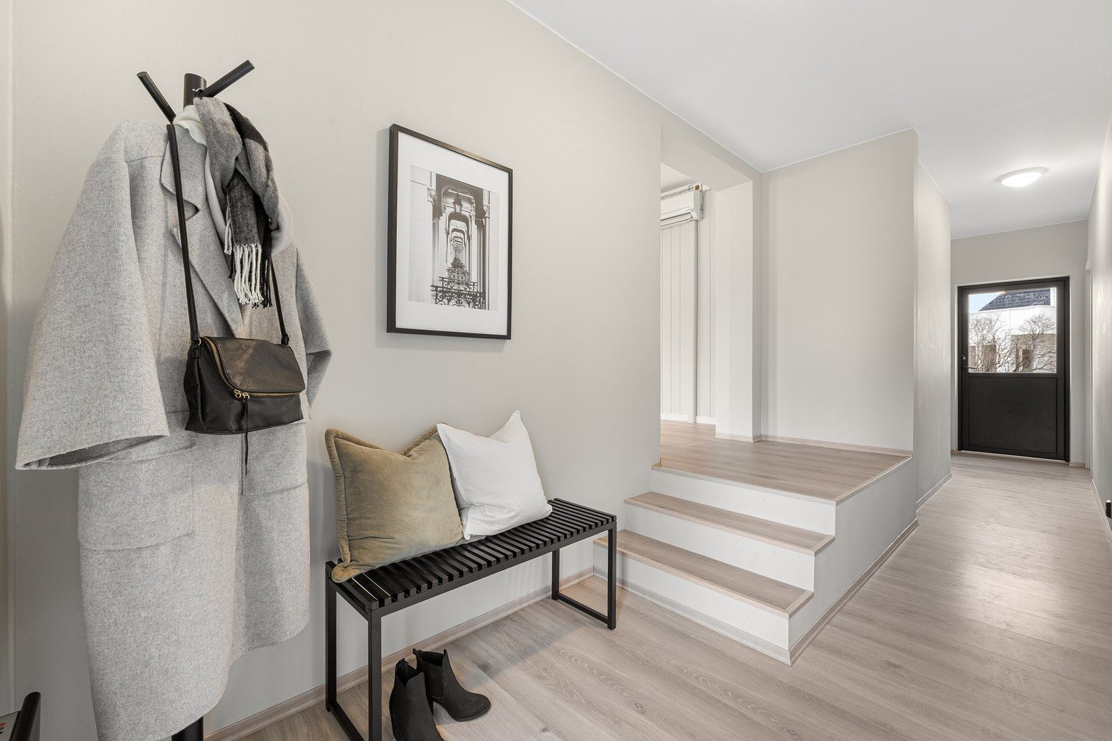 Fra entréen har du stue/kjøkken arealet til venstre. Opp trappen finner du også 2 av boligens totalt 4 soverom, badet, wc-rommet og et kott. Galleribilde