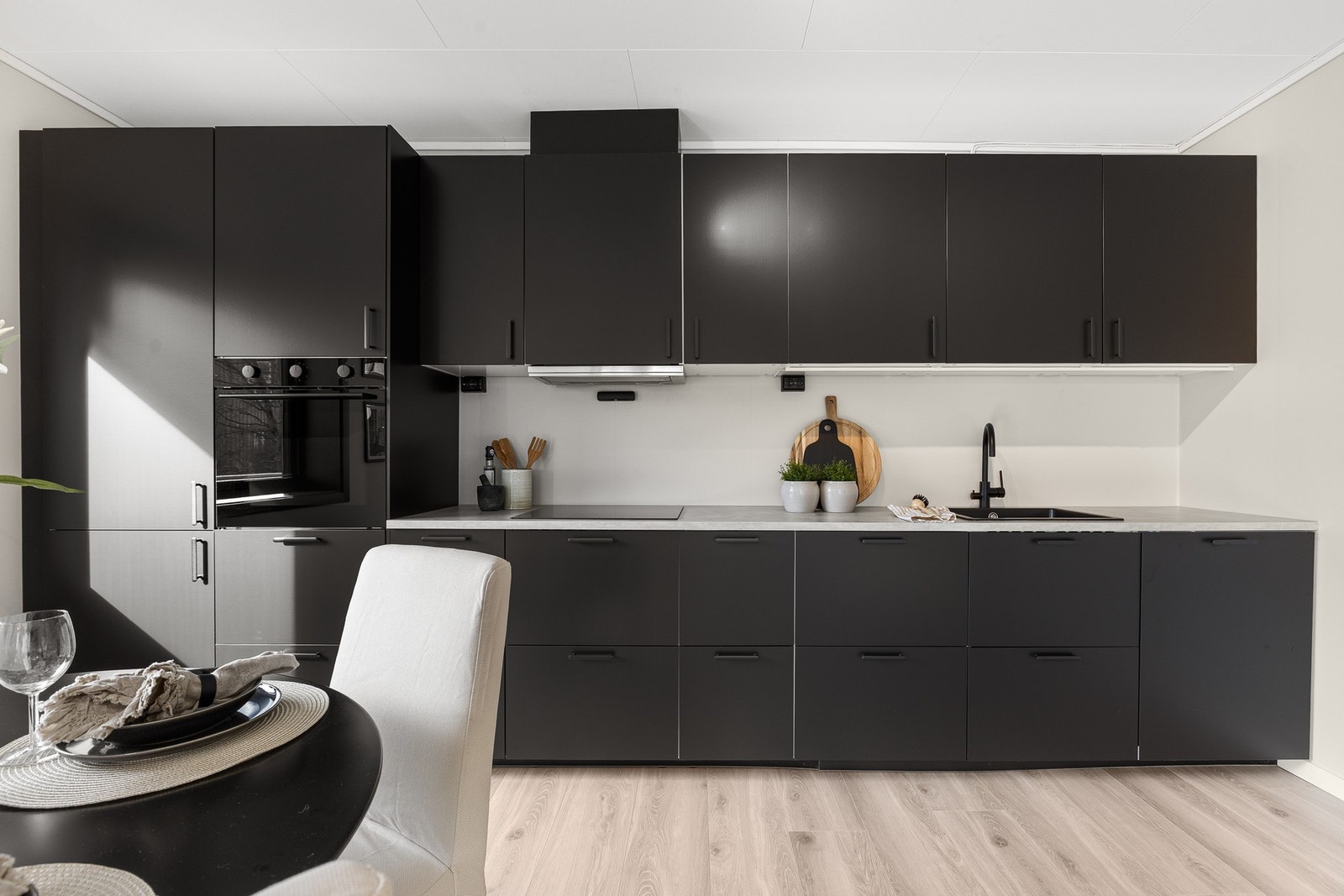 Det mørke kjøkkenet står i fin stil til den øvrige innredningen av boligen. Det mørke og det lyse skaper en fin kontrast og gir rommene en god helhetsfølelse. Galleribilde