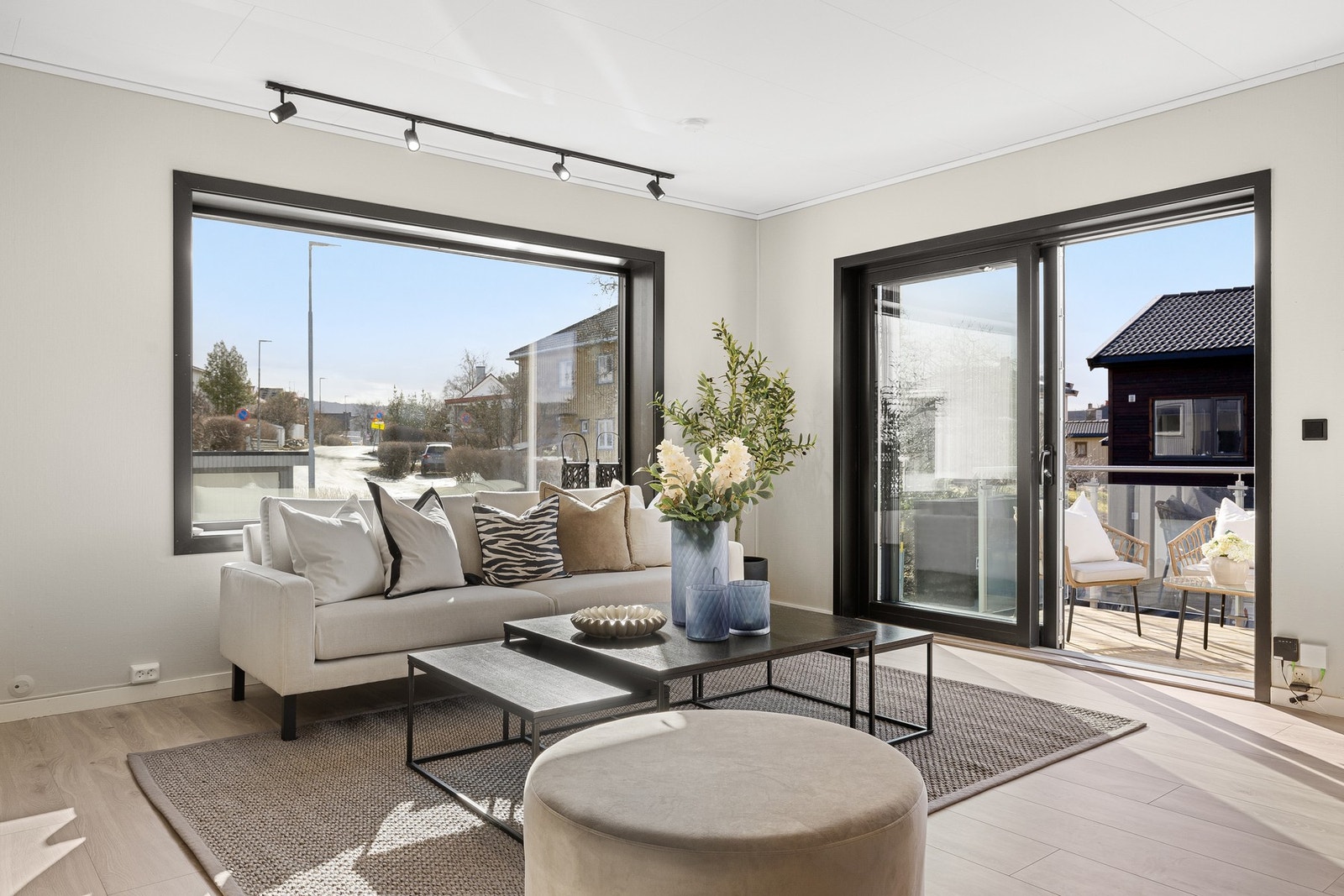 Seksjonen ligger på den sørøstlige delen av huset med sørvestvendte uteplasser. Gjør eiendommen til en solrik og attraktiv plass og bo! Galleribilde