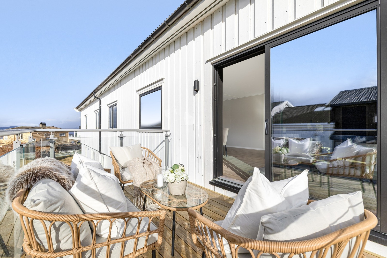 Verandaen måler 7,5 kvm og har trapp ned til egen tomt. God plass til etablering av sittegruppe og eksempelvis en grill. Galleribilde