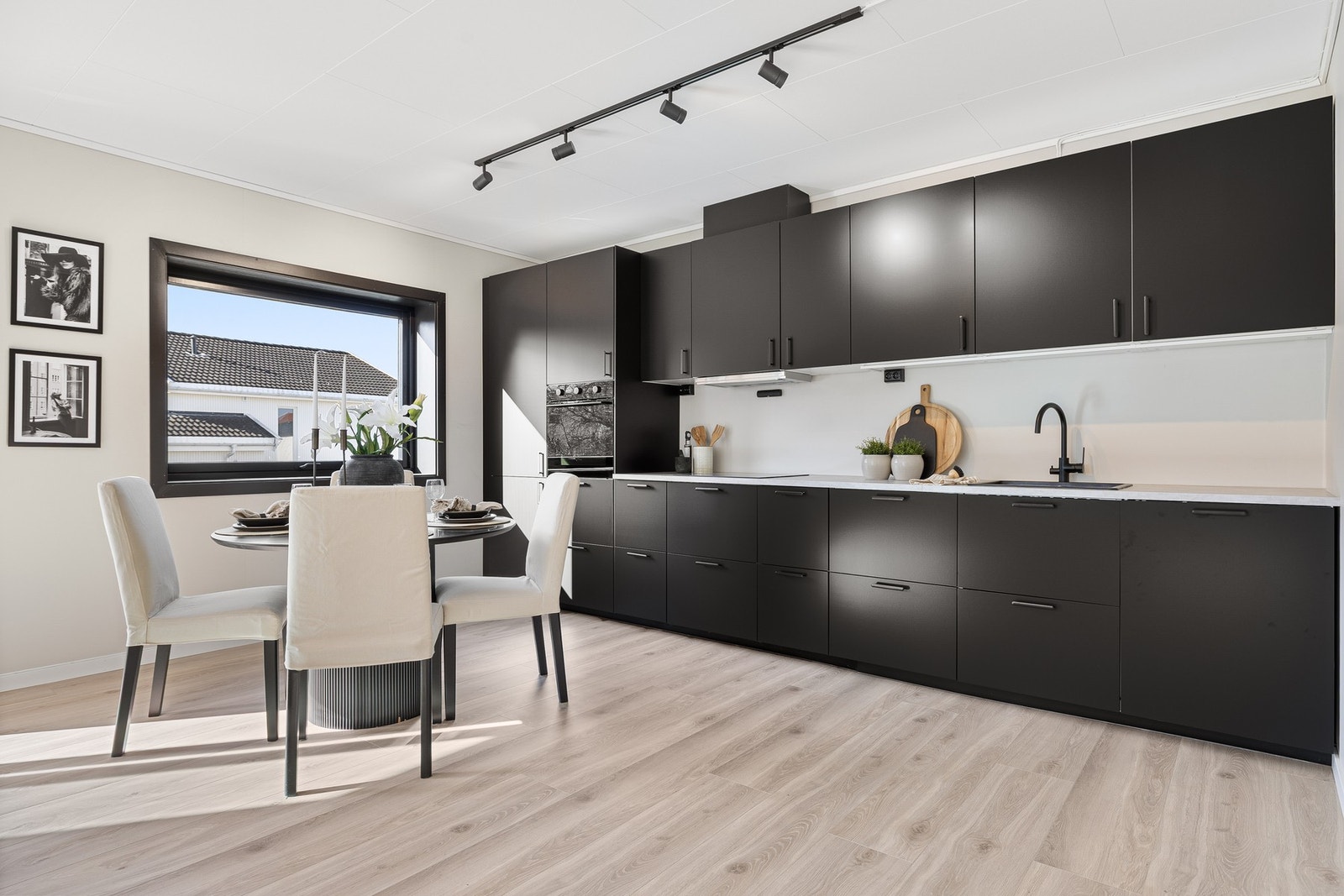 Kjøkkenet er helt nytt og ubrukt. Fremstår topp moderne og har mottatt tilstandsgrad 0 fra takstmann. Rikelig med skap- og benkeplass. Galleribilde