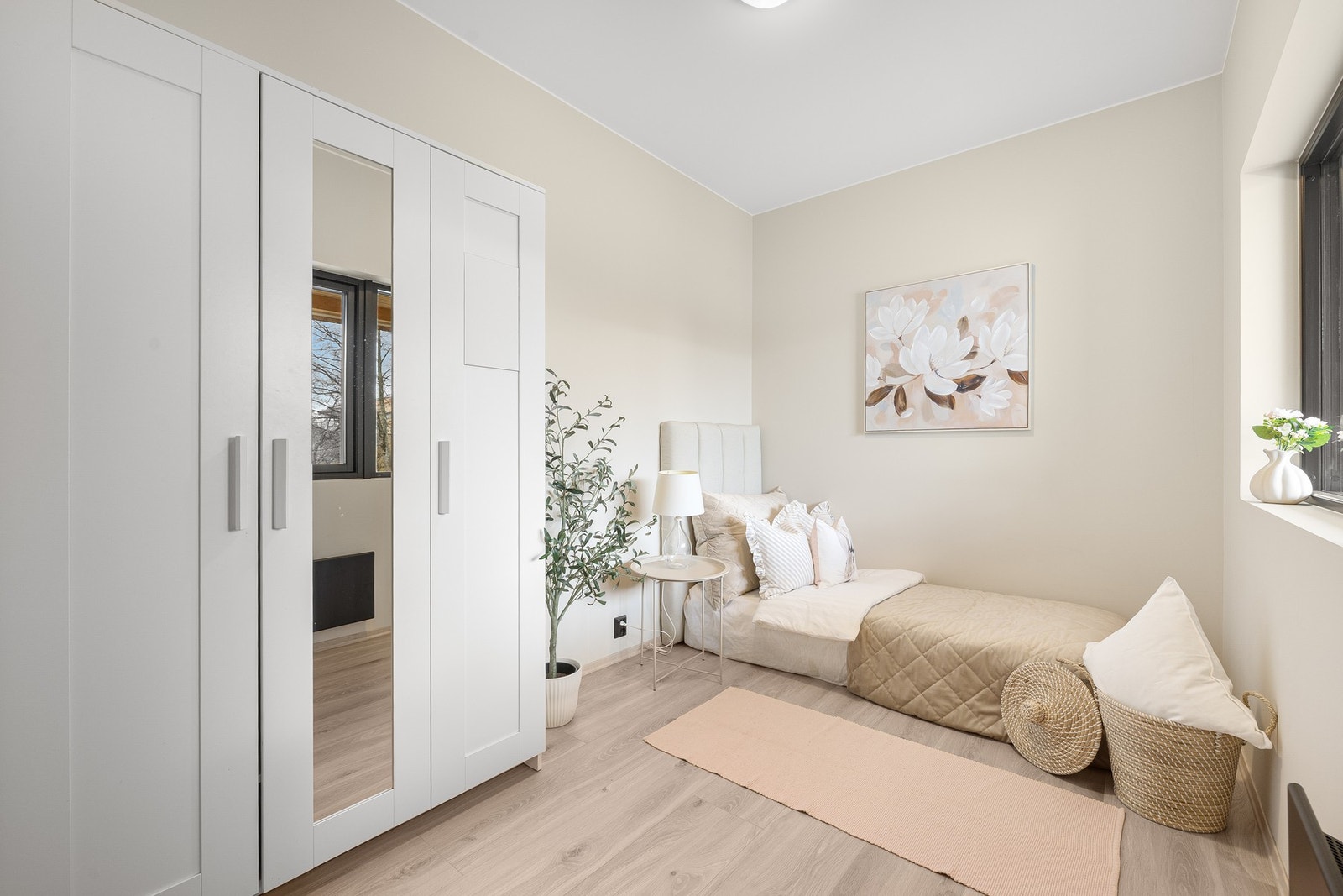 Soverom 3 og 4 ligger i den nye tilbygg-delen. Soverom 3 måler 8 kvm og har god plass til dobbeltseng, garderobeløsning, nattbord og annet etter eget ønske. Galleribilde