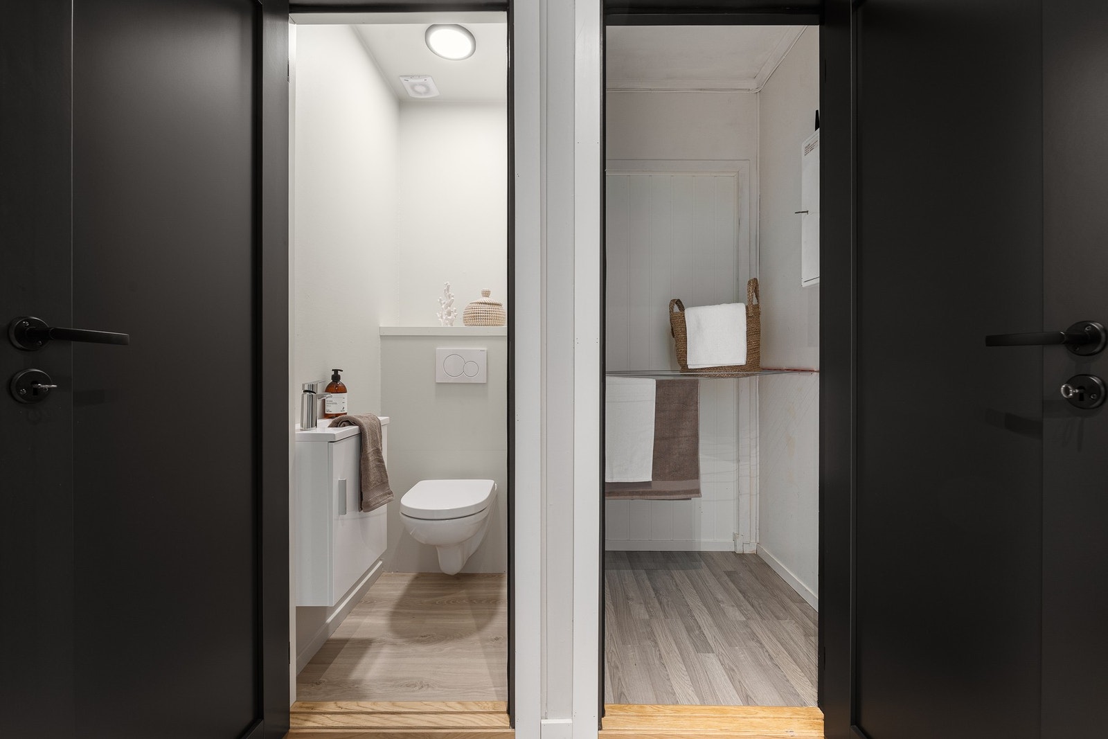 Vegg i vegg med toalettrommet har du et praktisk kott. Ypperlig til å gjemme unna støvsugeren, vaskebøtta osv. Galleribilde