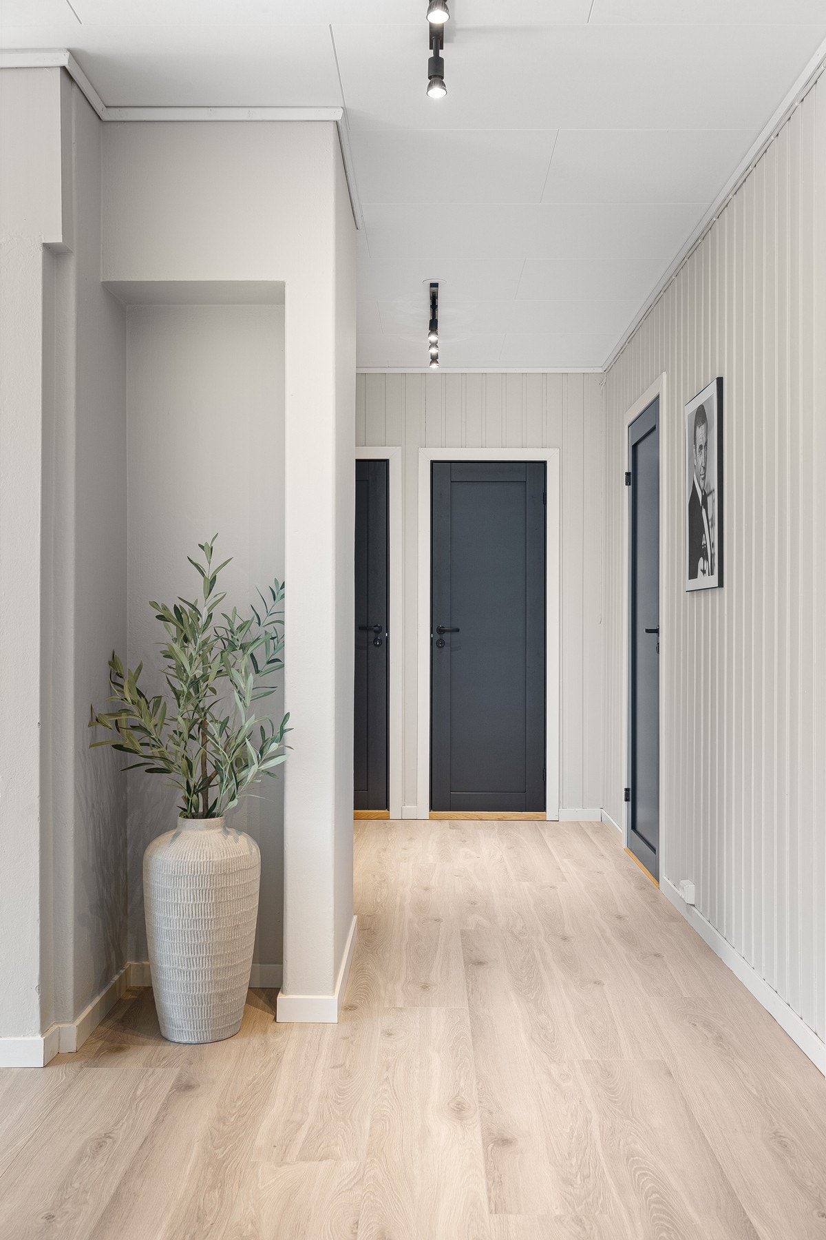 Rett frem har du dørene til wc-rommet og kottet, badet har du til venstre. Skulle du ha spørsmål til boligen er det bare å ta kontakt med megler på 941 60 434. Galleribilde