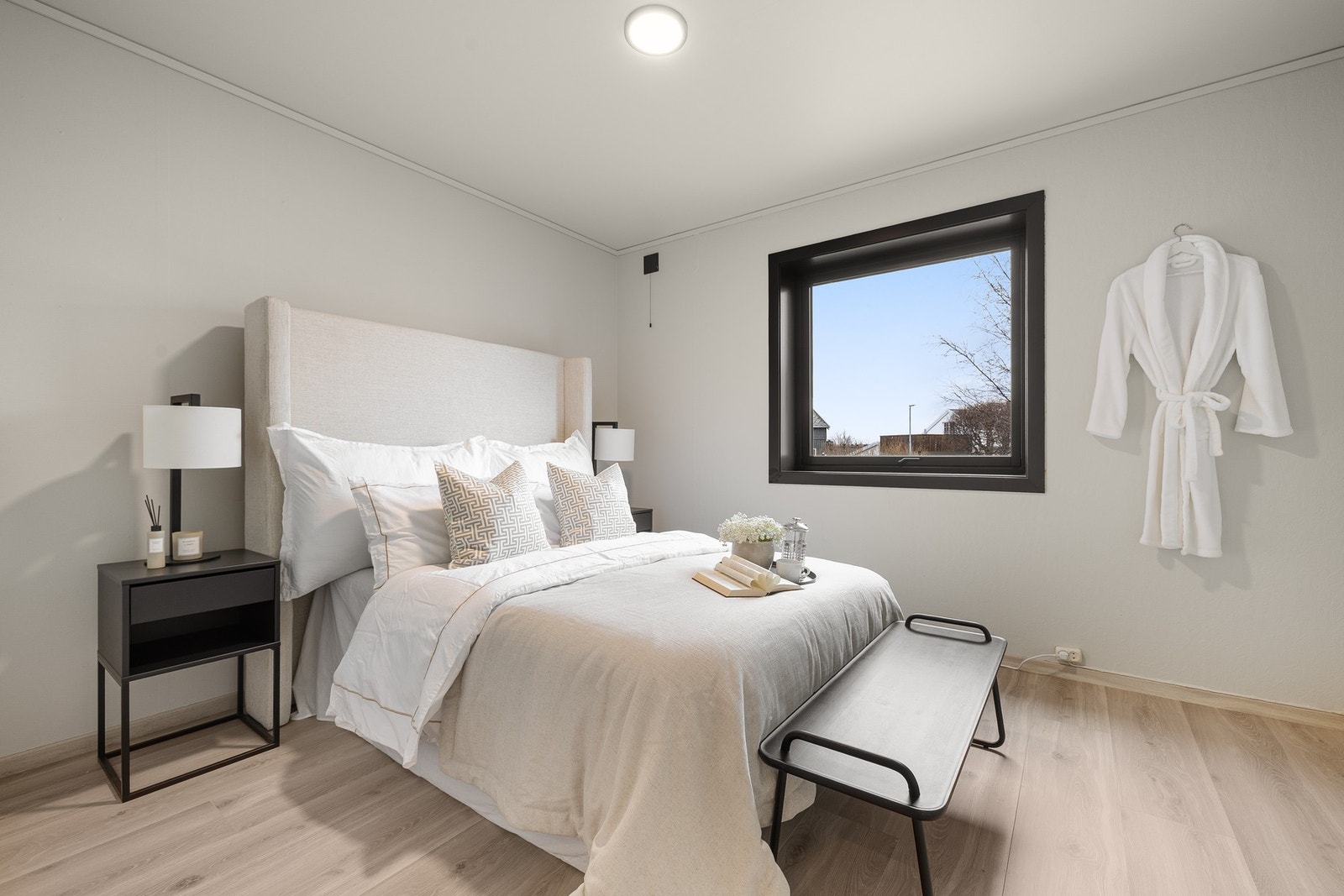 Soverom 1 måler 11 kvm og har god plass til bred dobbeltseng, nattbord, garderobeløsning og annet ønskelig soveromsmøblement. Galleribilde