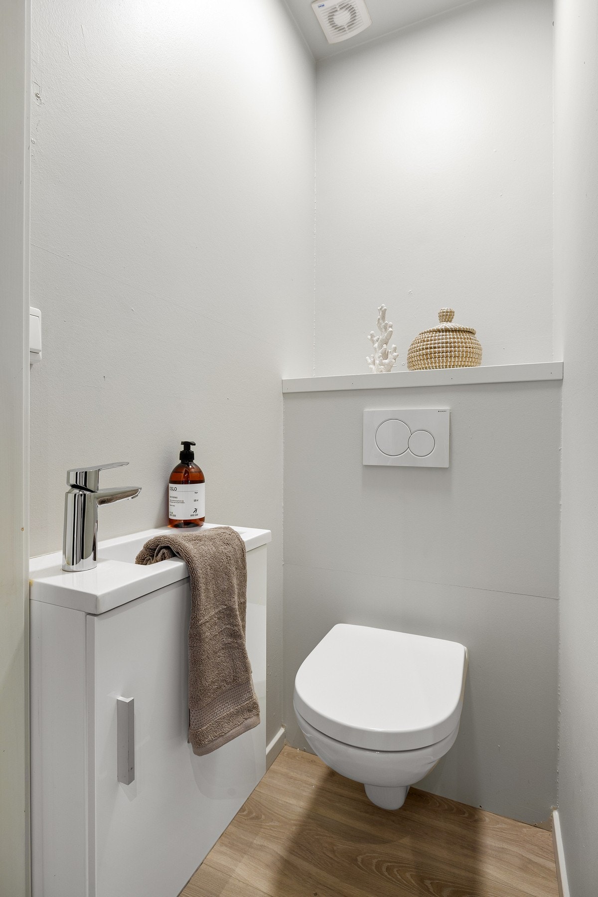 I tilknytning til badet har du et ekstra toalett. Svært praktisk for familien eller ved gjester på besøk. Galleribilde