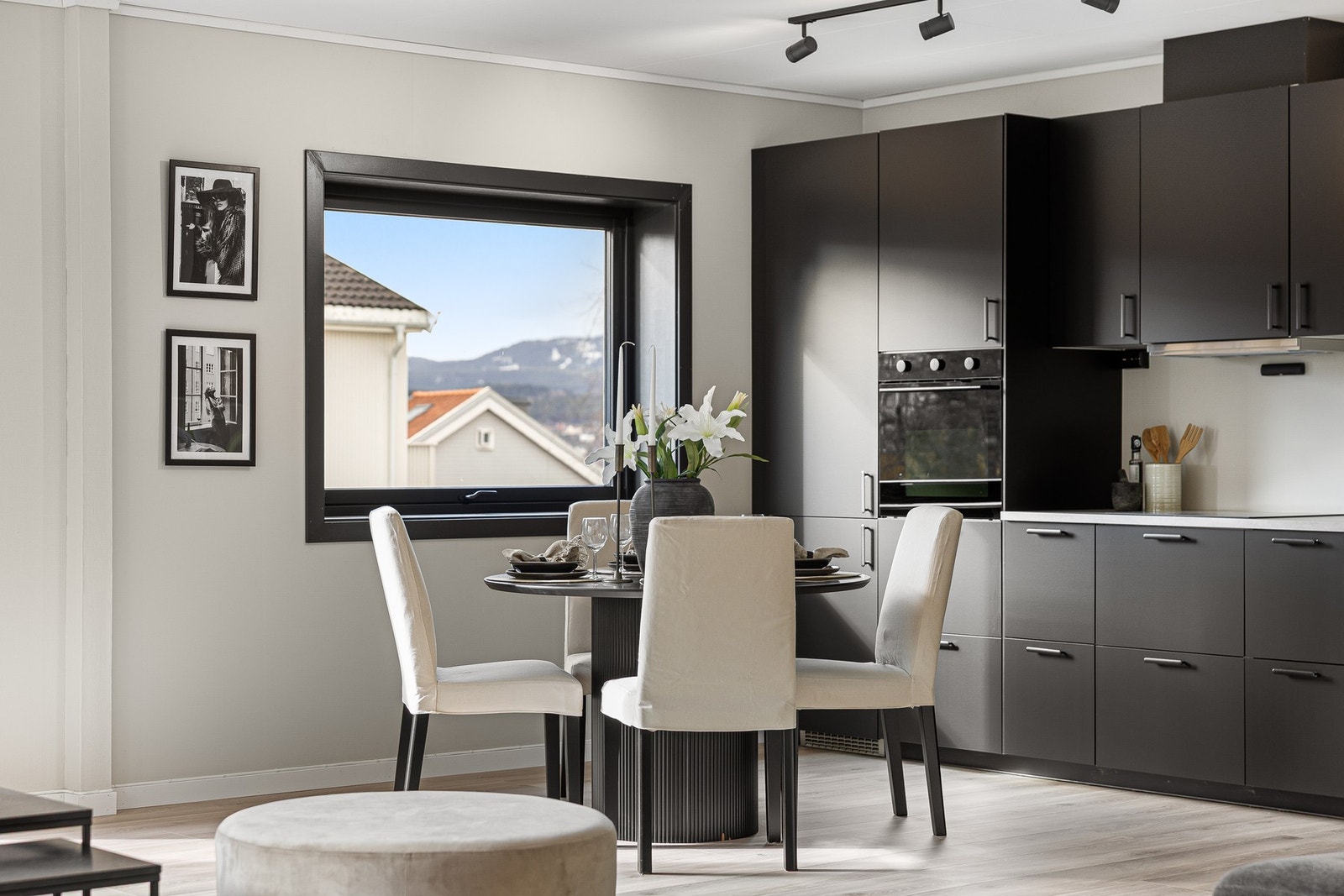 Detaljbilde. I tilknytning til kjøkkenet er det god plass til en spisegruppe. Galleribilde