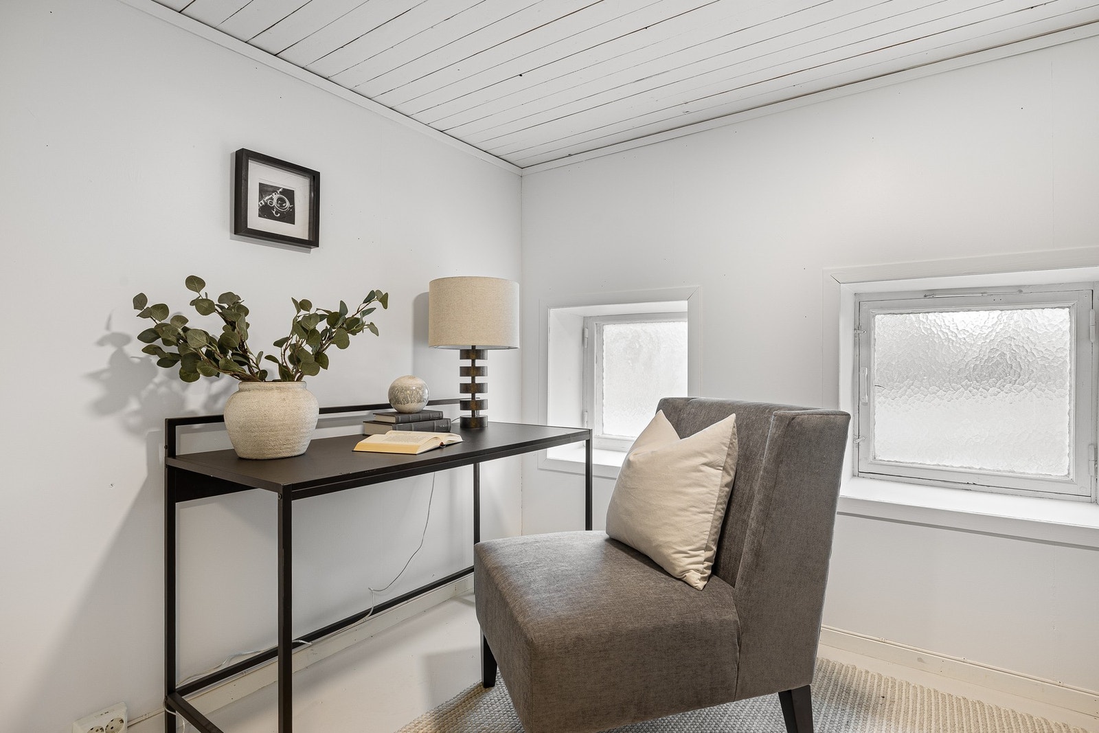 I tillegg til hovedplanet i boligen har man også en romslig underetasje. Innvendig trapp mellom planene. Her finner du 3 boder og et gangareal på til sammen 35 kvm. Galleribilde