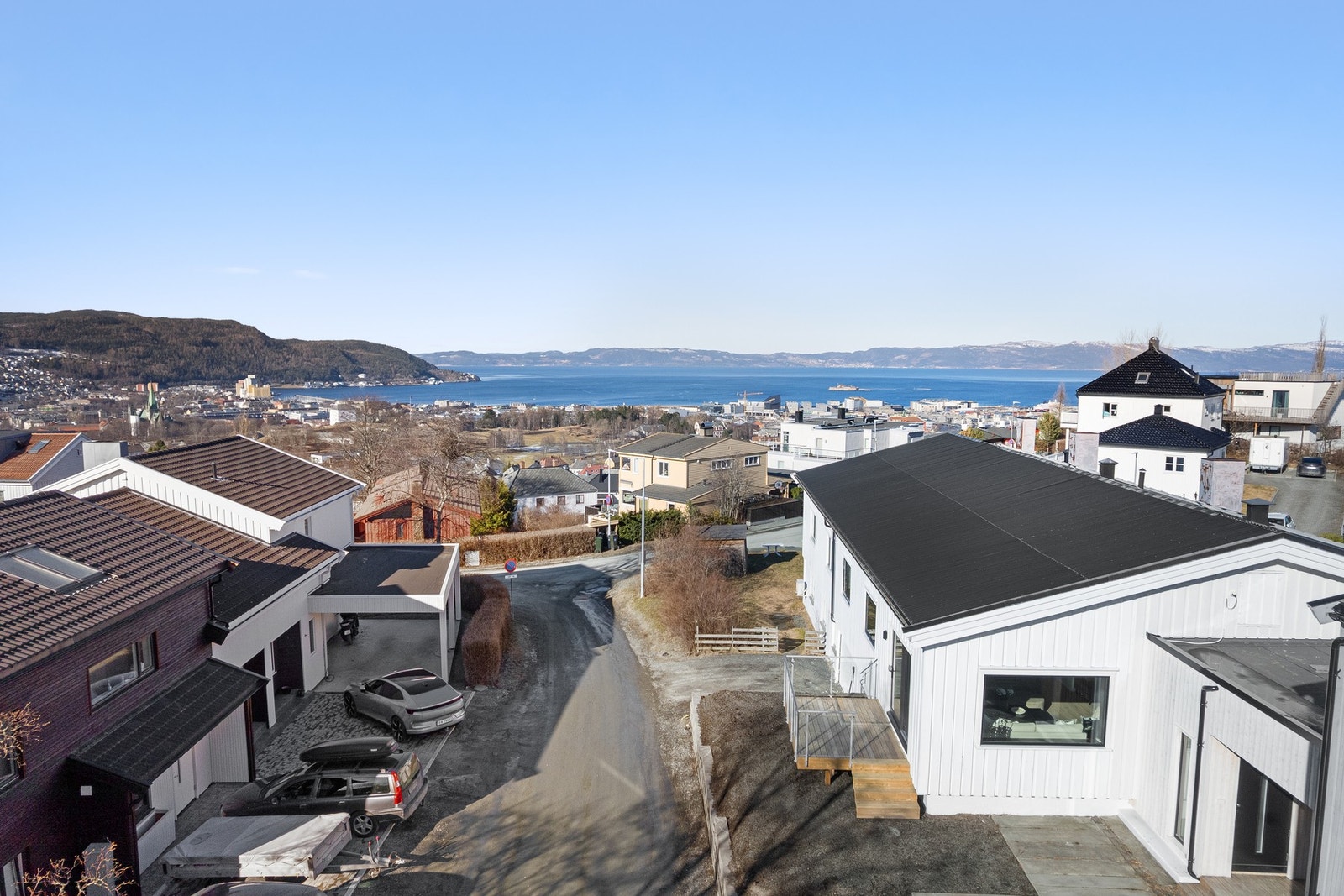 Boligen ligger på Tyholt og like ved Kvilhaugen Gård. Fra boligen har du kort avstand til "alt" av servicefasiliteter, skoler og barnehager. Galleribilde