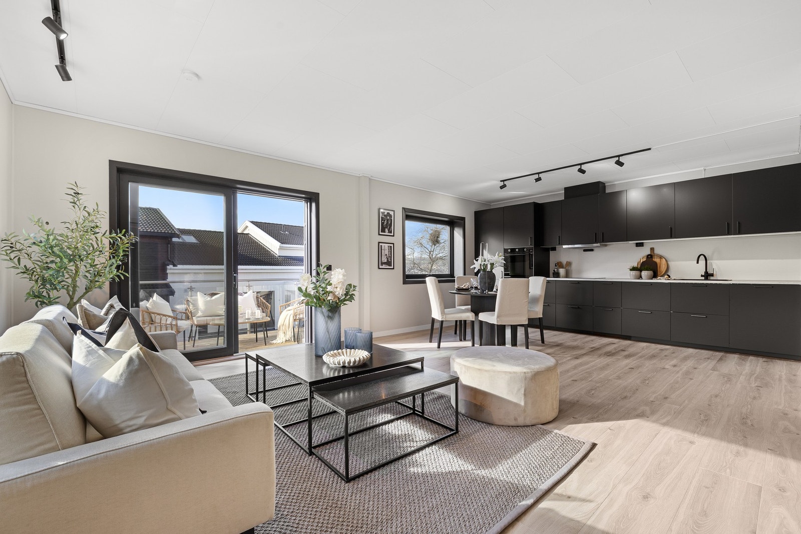 Hovedplanet måler hele 119 kvm (BRA-i) og innehar entré/gang, 4 soverom, wc-rom, bad med wc, stue/kjøkken og kott. Galleribilde