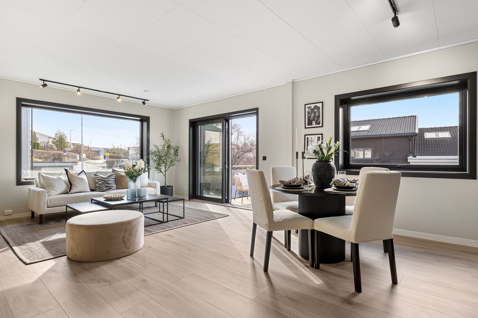 I forlengelse av stuen nyter boligen svært godt av en sørvestvendt og svært solrik veranda med trapp ned til egen tomt som ligger rundt huset (se vedlagte tegninger). Eiet tomt måler drøye 182 kvm. Galleribilde