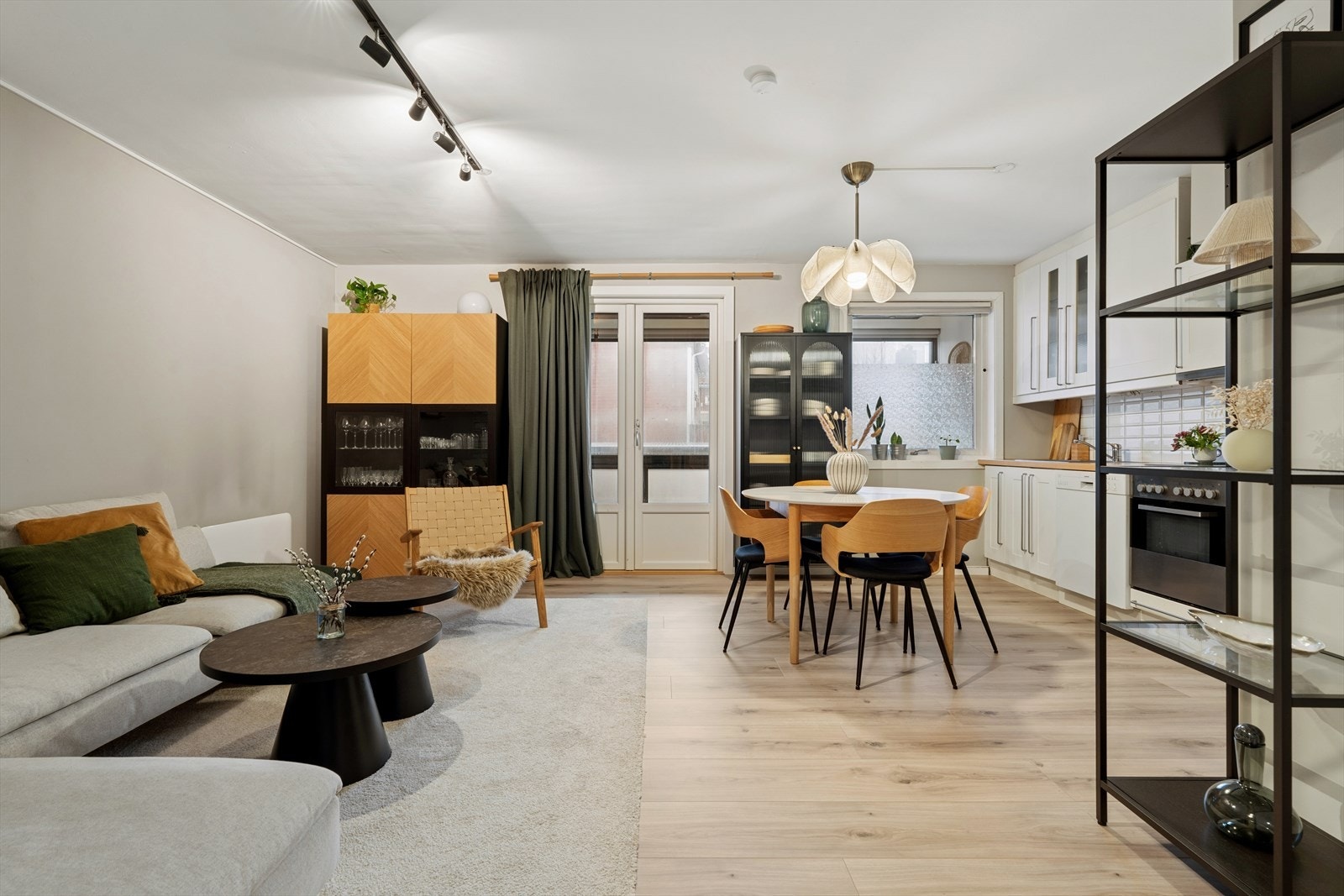 Leiligheten fremstår moderne med pene overflater. Nyere laminatgulv og sparklet/malte overflater. Galleribilde