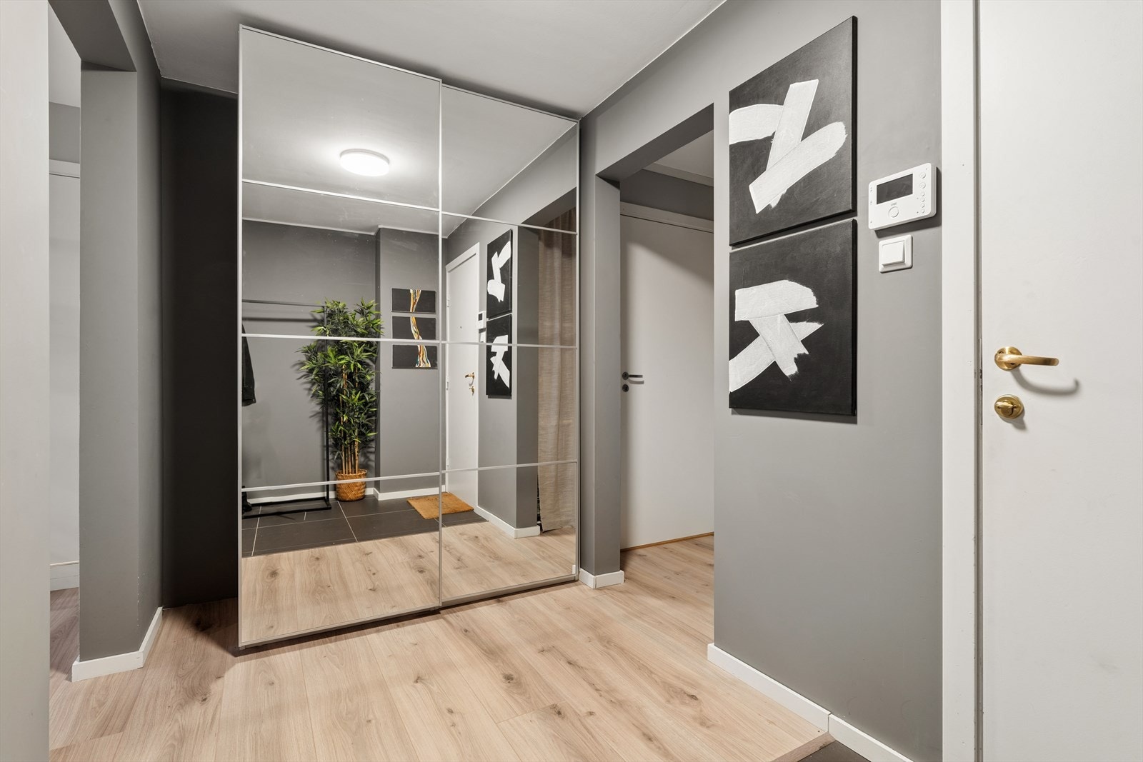 Gangen er romslig med stort garderobeskap som medfølger salget. Galleribilde