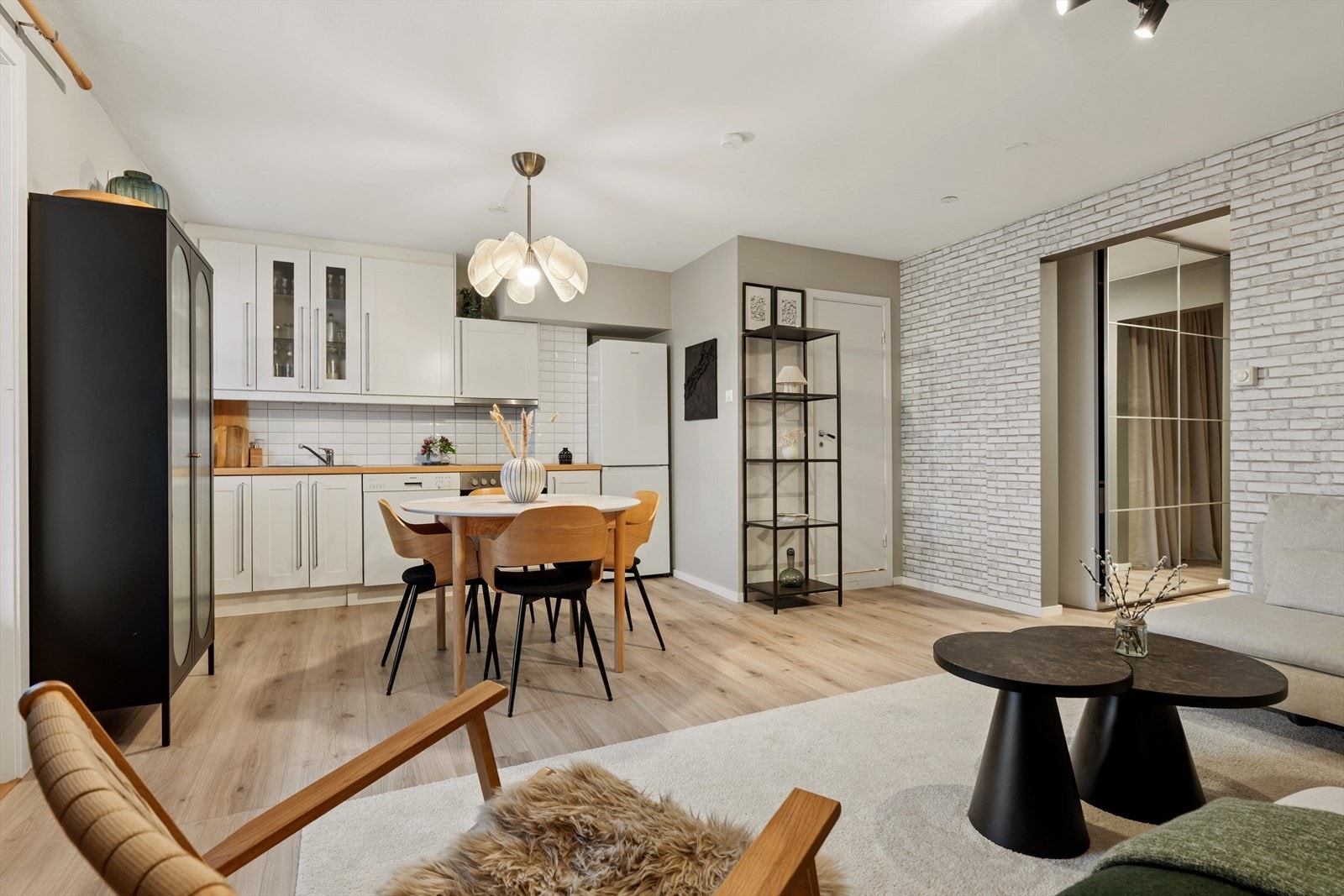 En lys og pen 3-roms leilighet med åpen stue/kjøkken, to soverom, bad m vaskemaskin, innvendig bod og innglasset balkong (11m2). Galleribilde