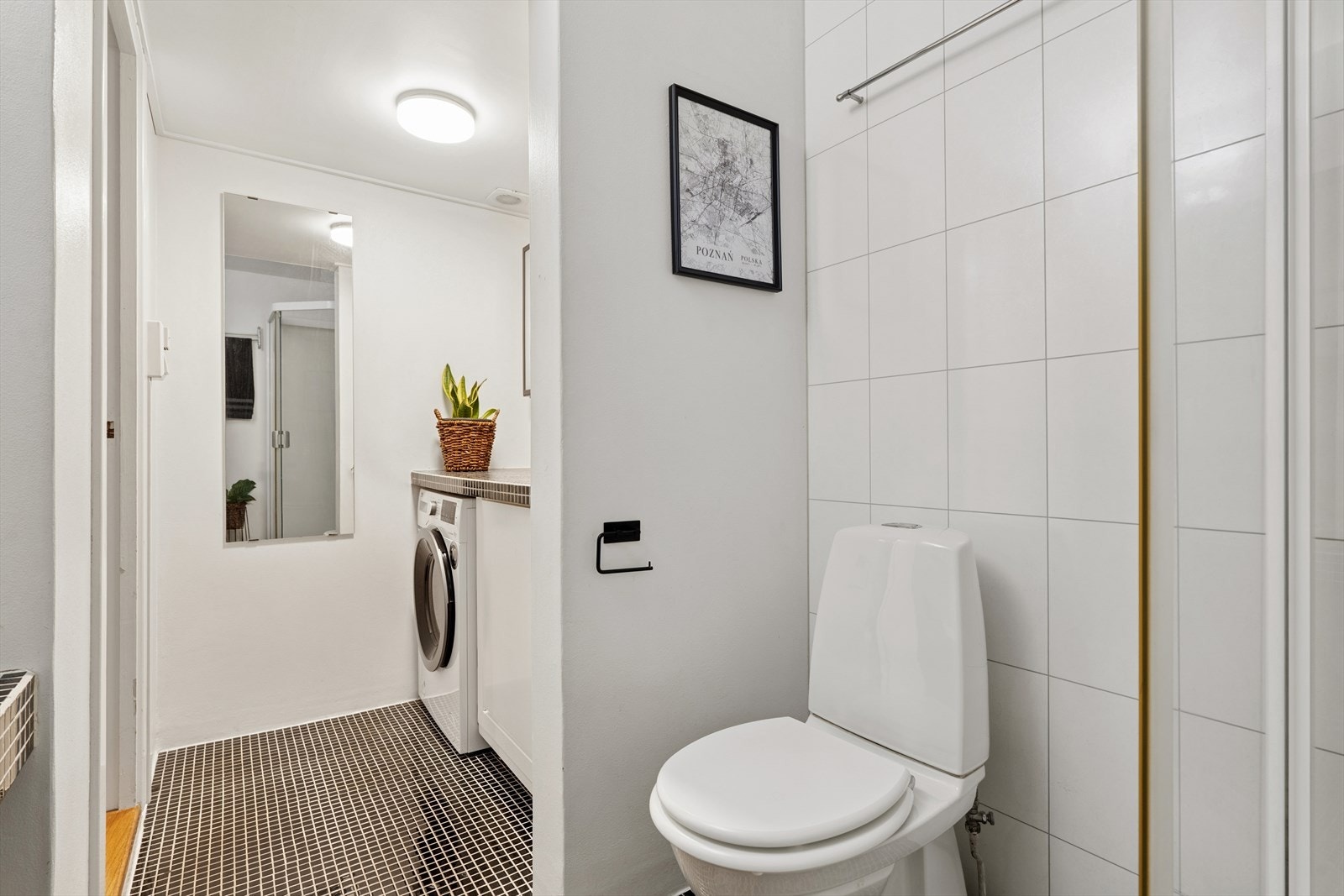 Badet har dusjkabinett, toalett og servant samt opplegg for vaskemaskin Galleribilde