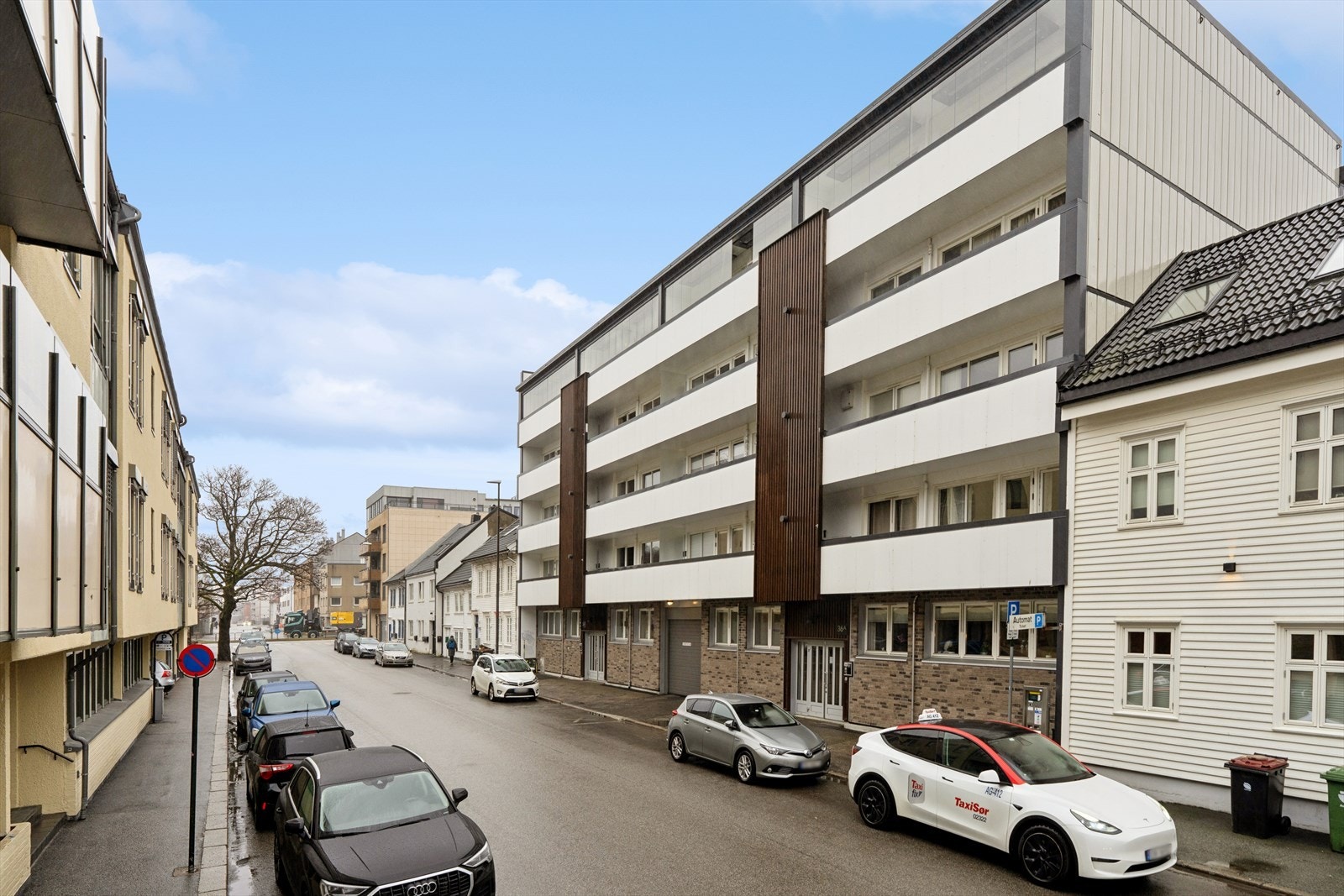 Leiligheten ligger i høy 1.etg. og har en sentral og attraktiv beliggenhet midt i Kristiansand Sentrum. Galleribilde