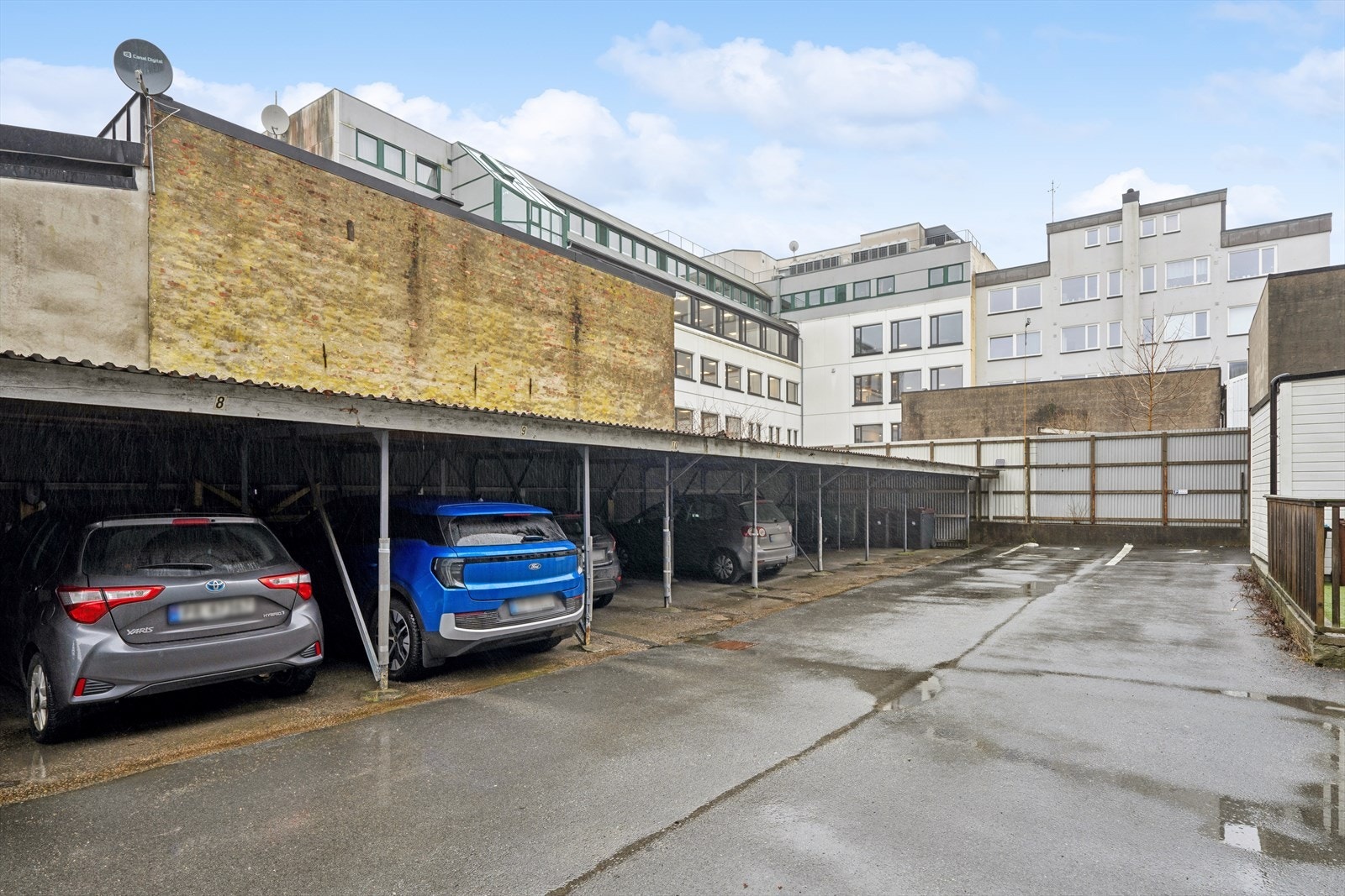 Borettslaget disponerer carporter i felles bakgård som kan tildeles etter søknad og ansiennitet, samt gjesteparkering. Ellers gateparkering etter gjeldende bestemmelser. Galleribilde