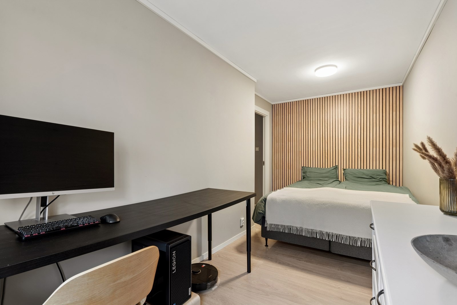 Hovedsoverom av fin størrelse med dobbeltseng og kontorløsning. Galleribilde