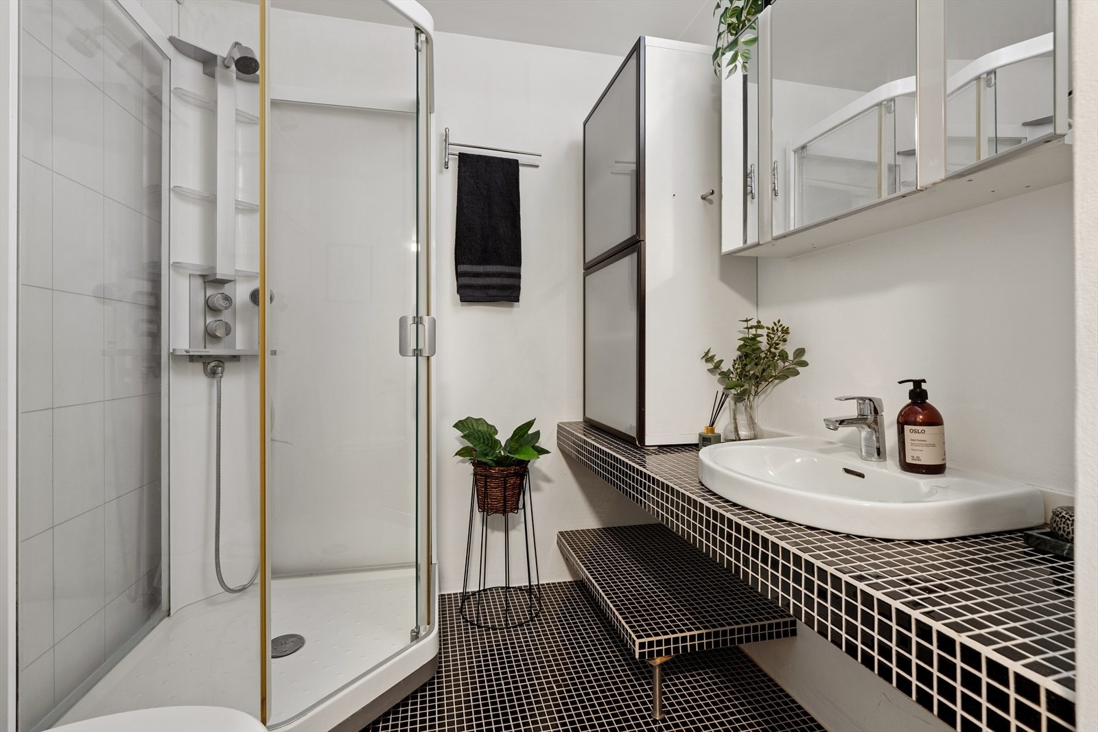 Lyst, flislagt bad med varmekabler i gulv. Galleribilde