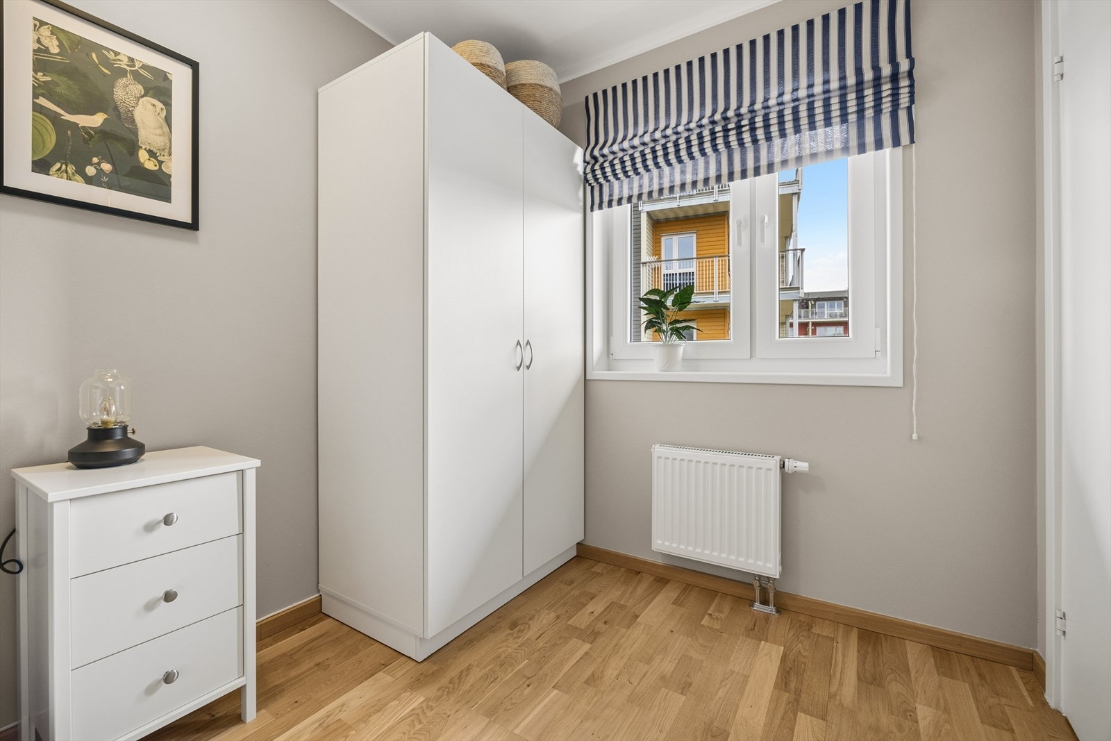 Det er fjernvarme i hele leiligheten som er en allergivennlig og økonomisk oppvarmingsmetode. Galleribilde