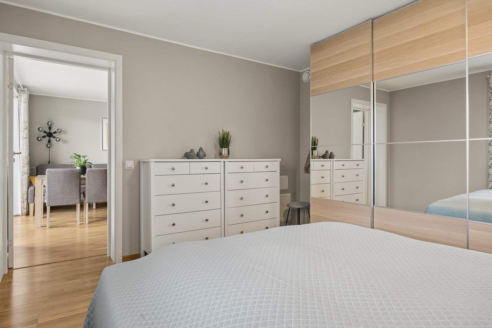 God plass til både stor seng og annet møblement. Galleribilde