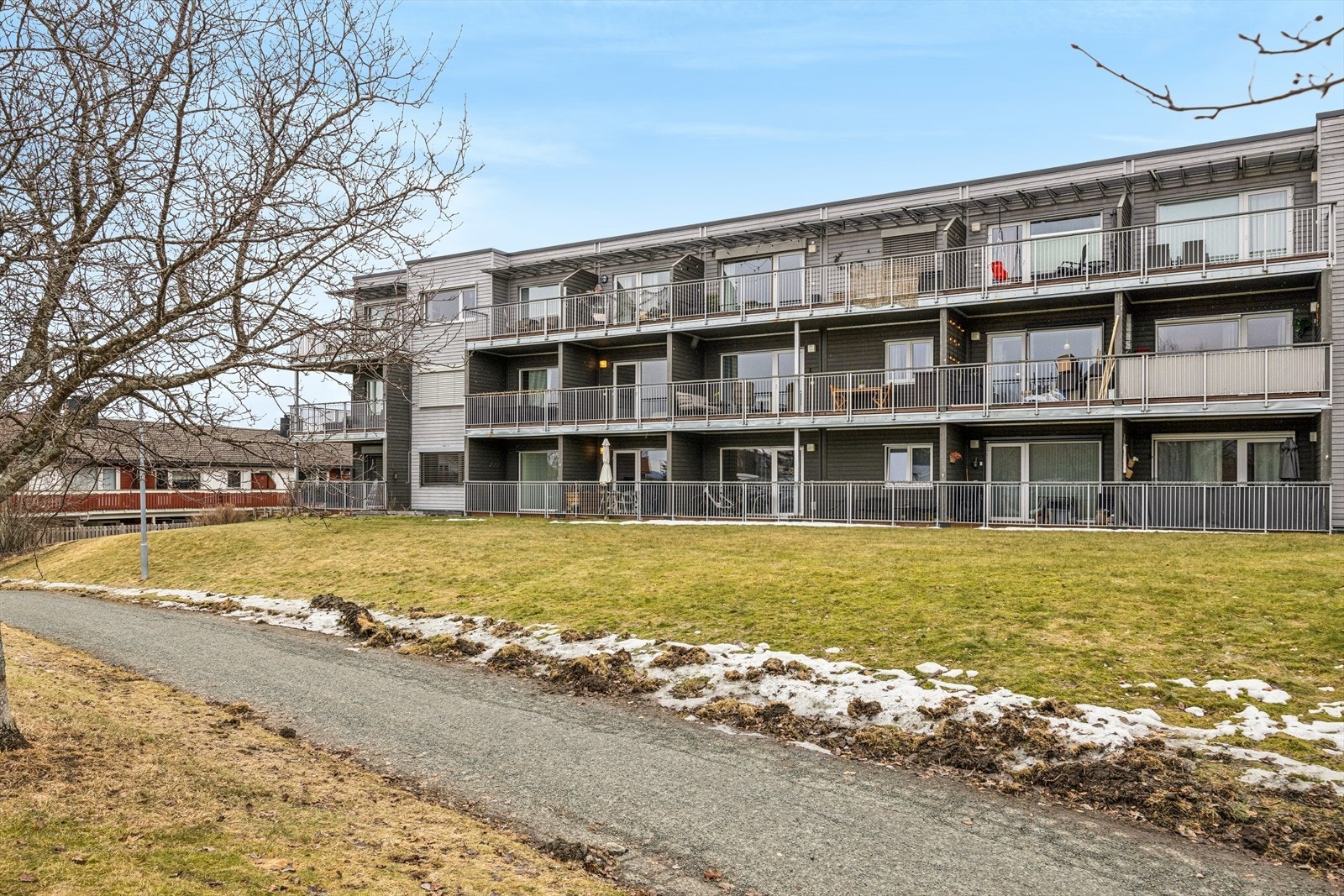 Bygget er oppført i 2013 og har parkeringskjeller under med heisadkomst. Galleribilde