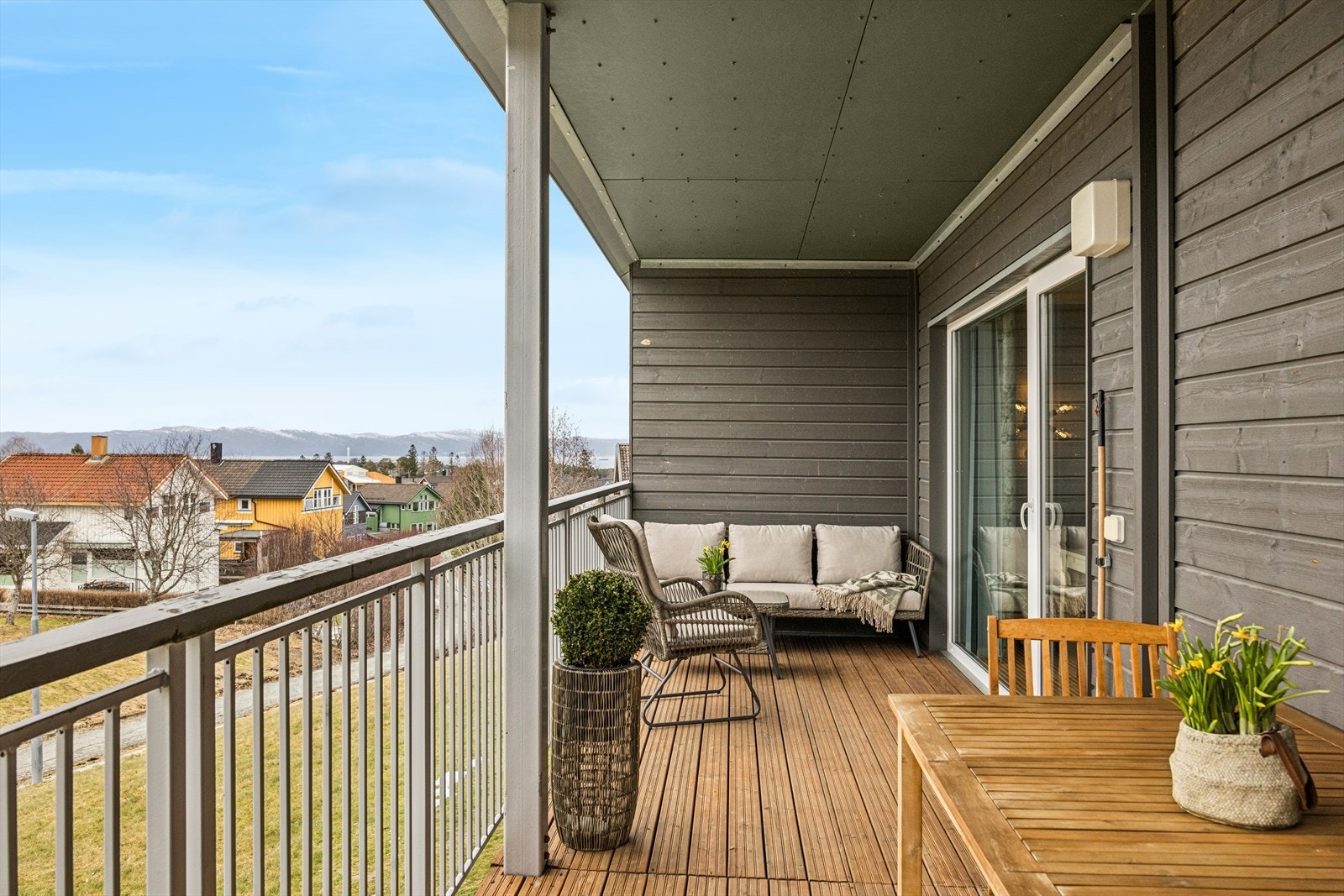 Størrelsen på verandaen gir rom for både spise- og sittegruppe. Galleribilde