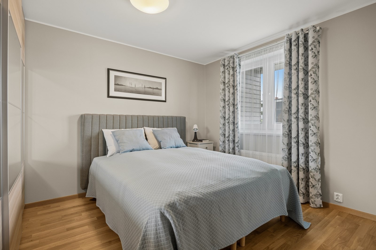 Vinduet på dette soverommet vender ut mot egen veranda. Galleribilde