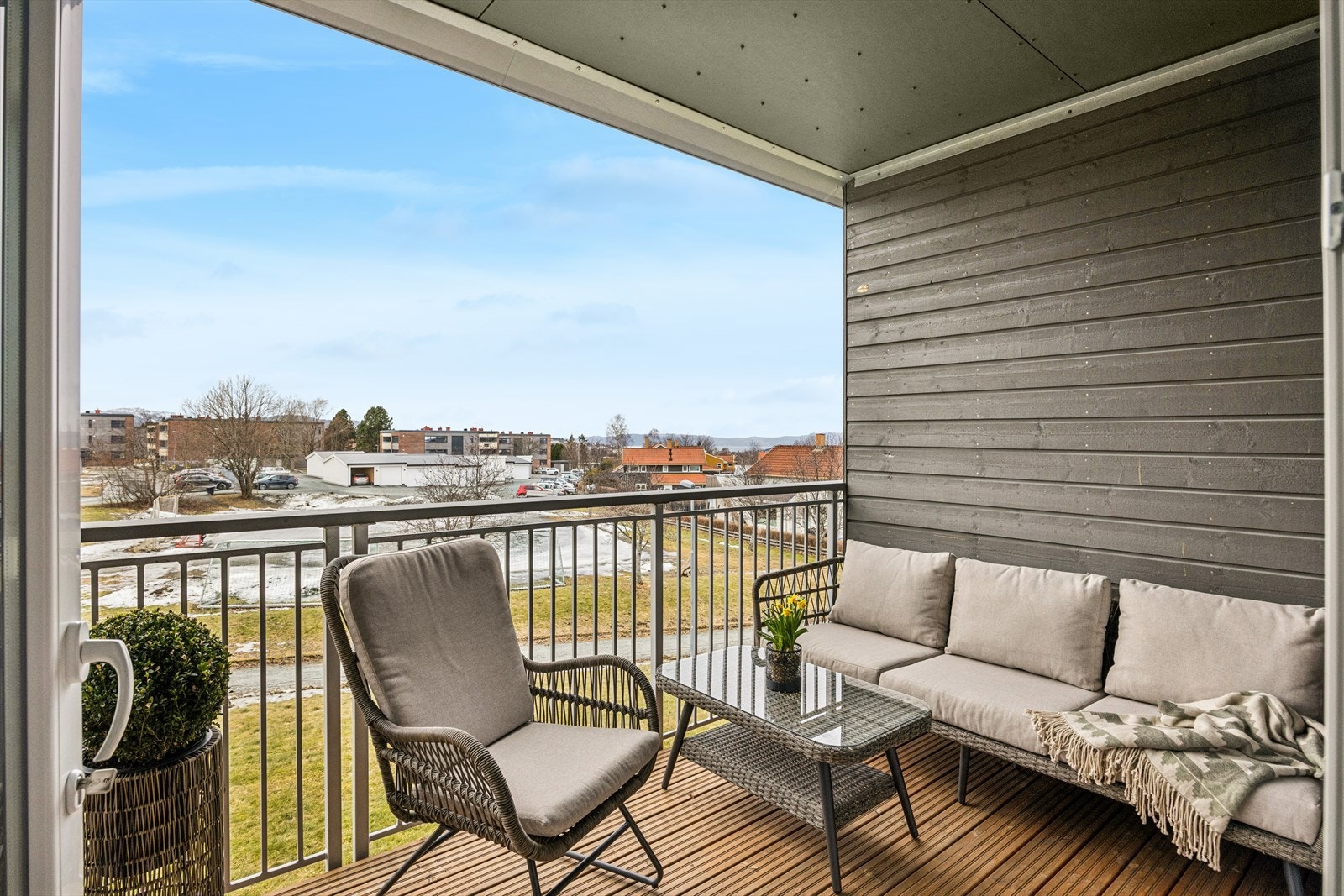 Verandaen strekker seg i hele leilighetens bredde og måler hele 17m². Galleribilde