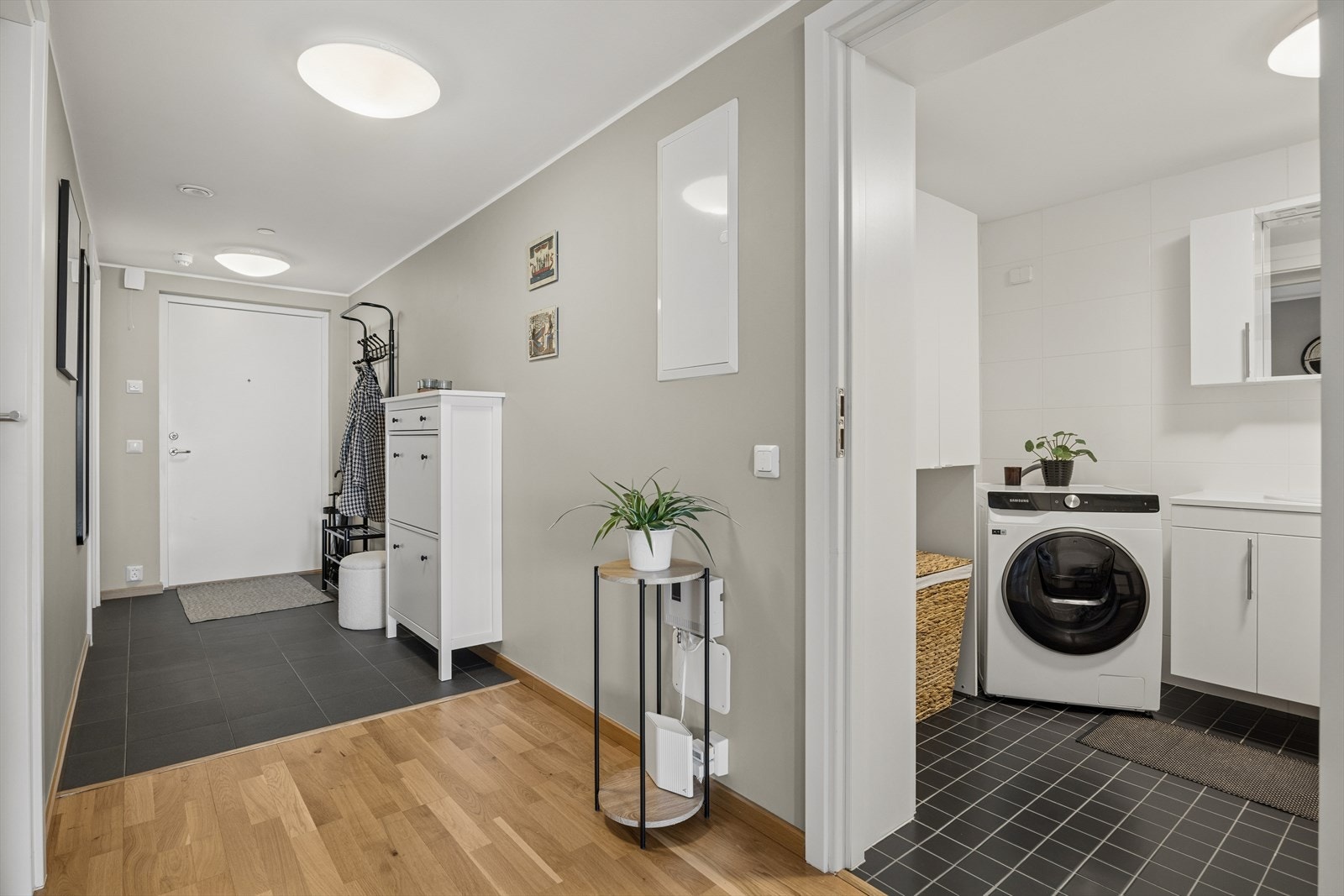 Flislagt gang med varmekabler i gulv. Galleribilde