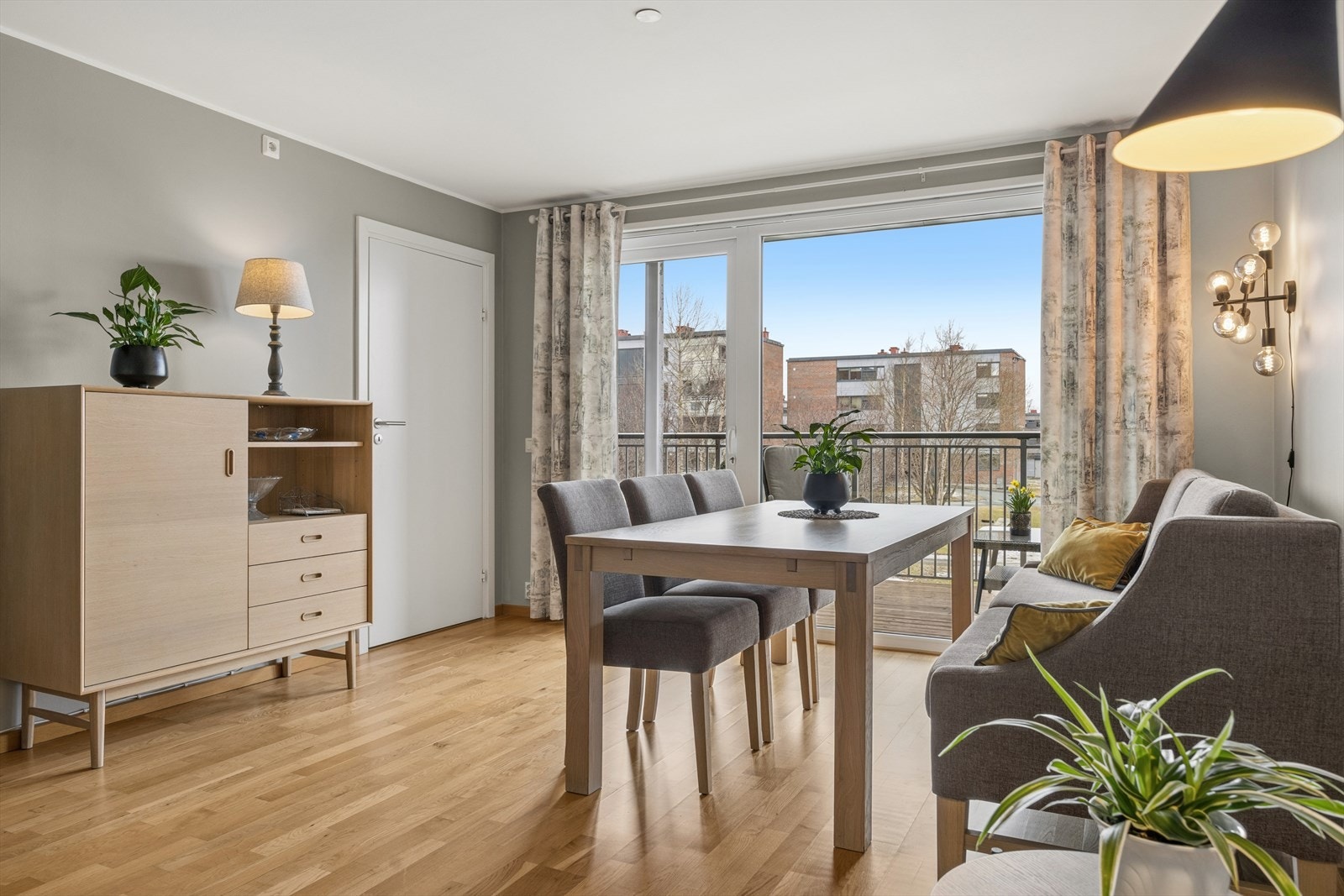 Velkommen til Brundalen 17A - en moderne og lekker leilighet fra 2013 med 17m² stor veranda og alle moderne fasiliteter! Galleribilde