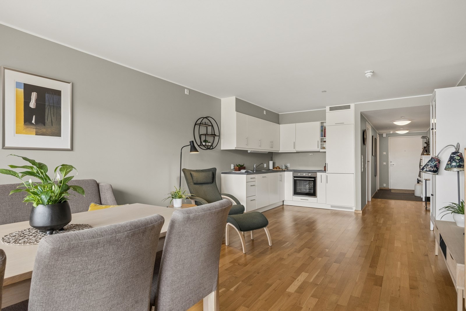 Vinkelkjøkken gir god plassutnyttelse. Her er også alle hvitevarer integrert og følger med i handelen. Galleribilde