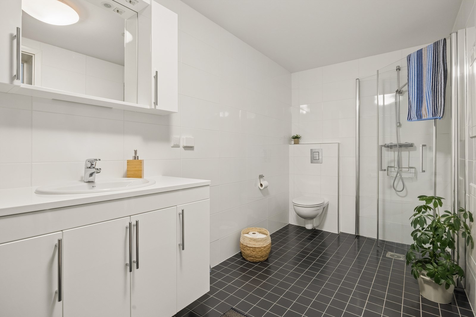 Det er flis på både gulv og vegger og selvfølgelig varmekabler i gulvet. Galleribilde