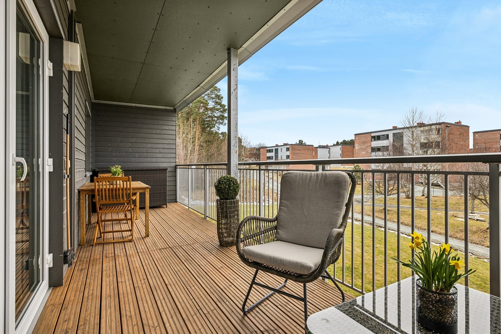 Her kan du nyte sene sommerkvelder. Selv med litt regn i luften sitter man tørt og fint takket være overbygget. Galleribilde