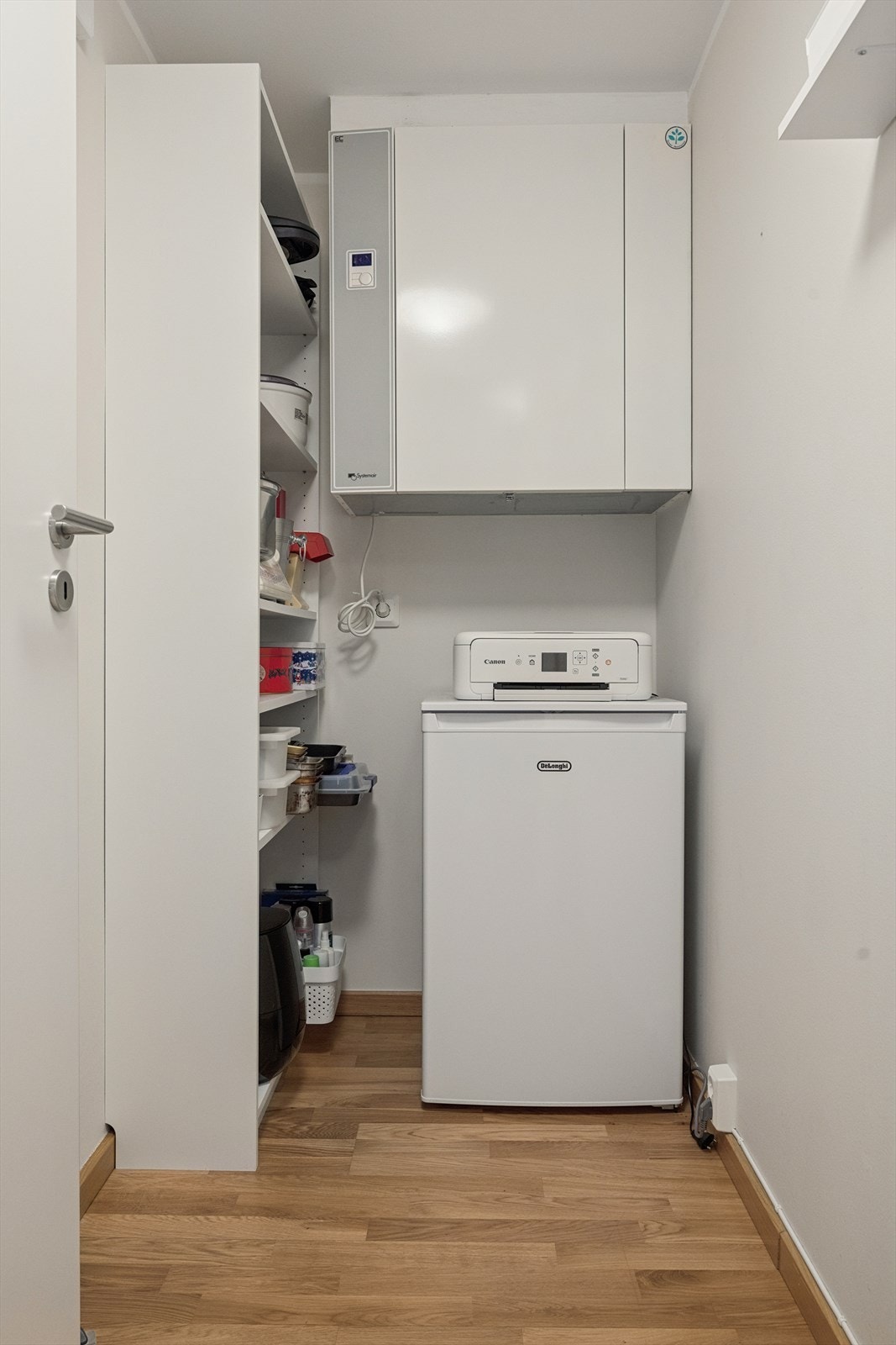 Praktisk med bod inne i leiligheten. I tillegg er det en ekstra bod i kjelleren som har direkte adkomst via heis. Galleribilde