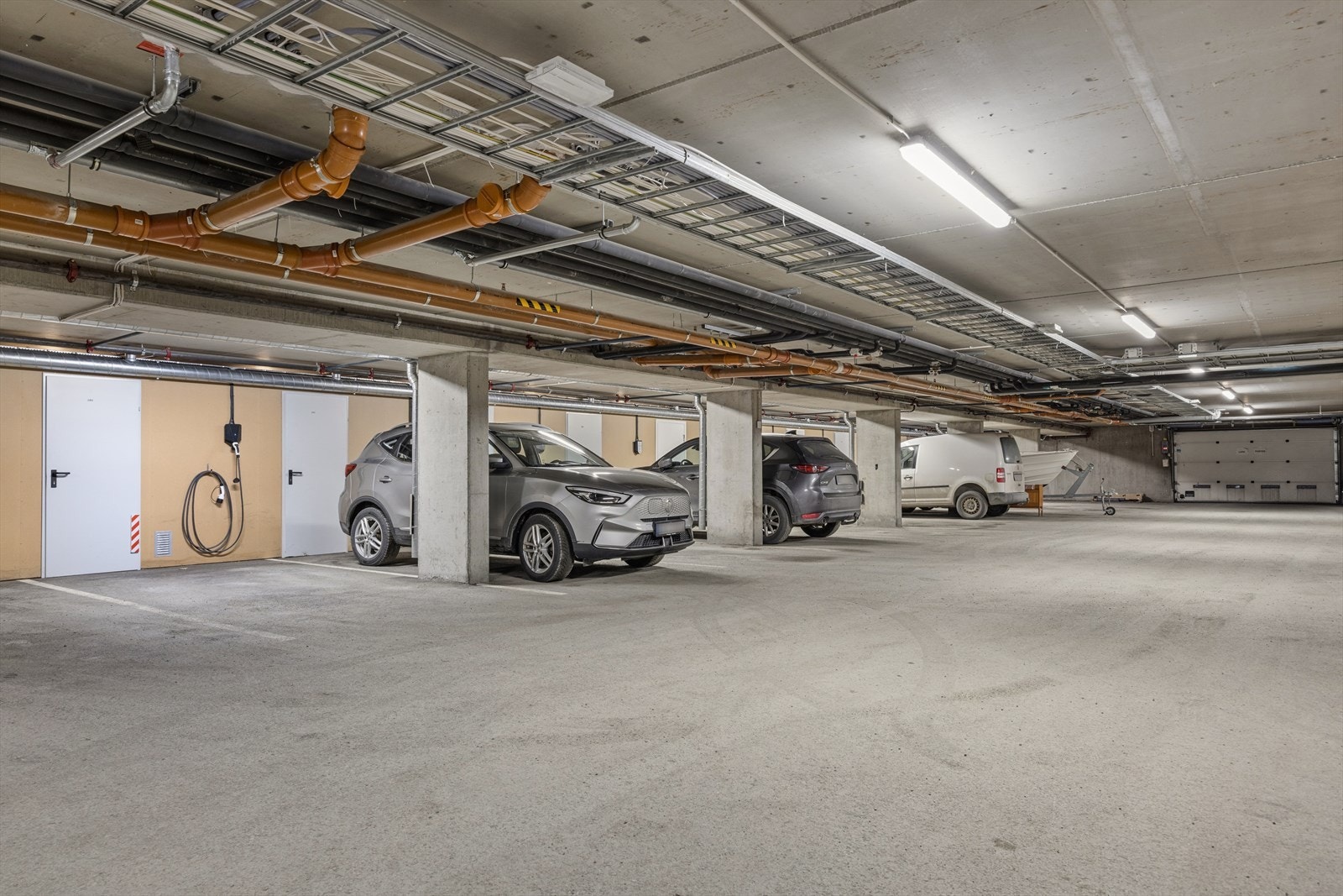 Det medfølger egen p-plass og bod i oppvarmet kjeller under bygget. Galleribilde