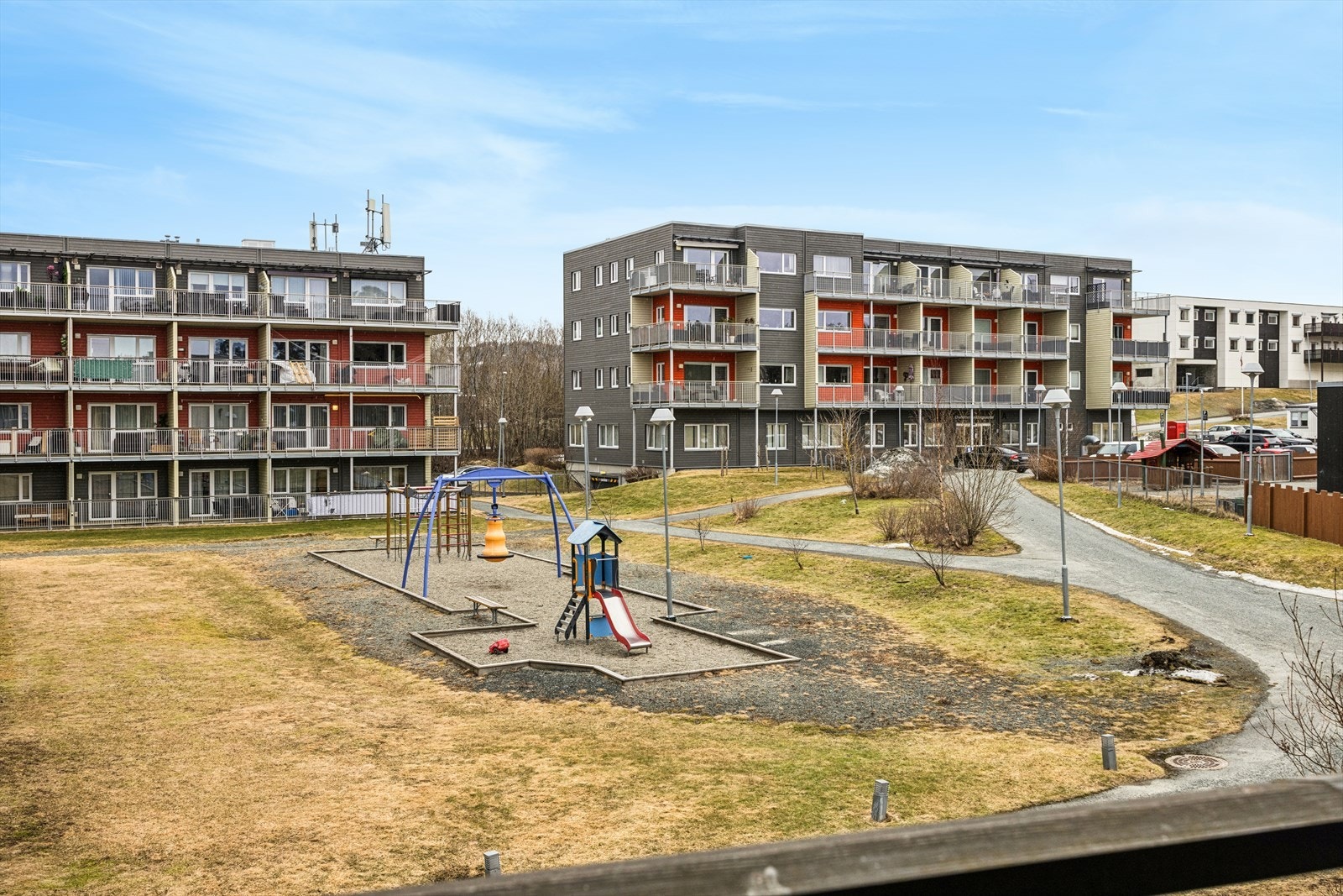 Inngangspartiet vender inn mot et koselig og grønt tun med blant annet lekeplass. Galleribilde