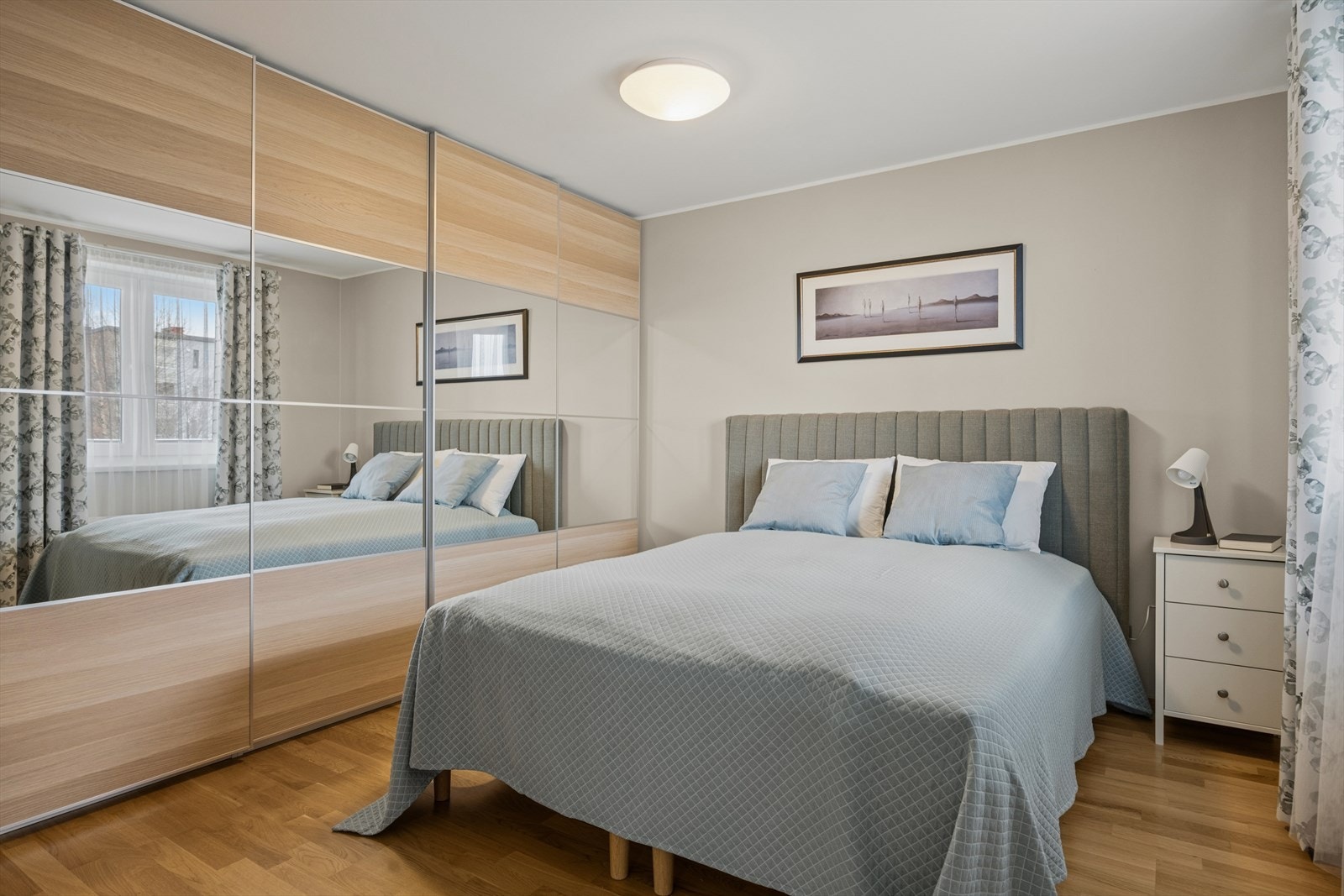 Hovedsoverommet er stort med sin drøye 14m² og har i tillegg en skyvedørsgarderobe som går i nesten hele rommets lengde. Galleribilde