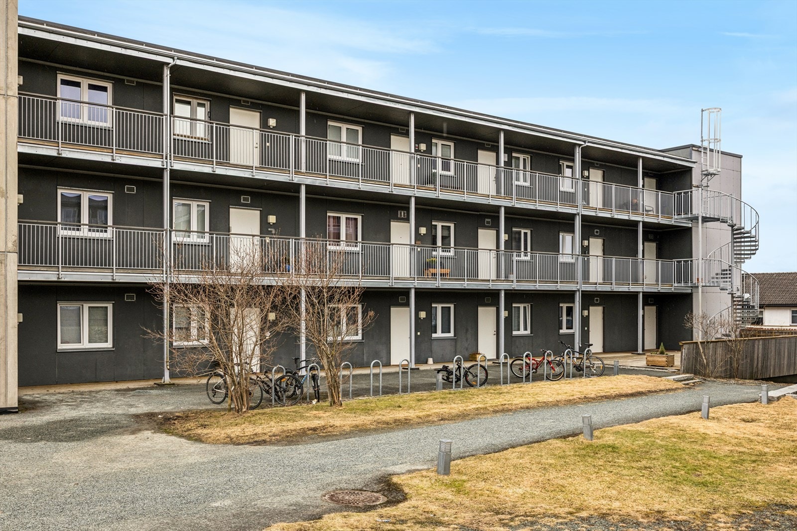 Leiligheten ligger i 2. etasje og har valgfri adkomst via heis eller trapper. Galleribilde