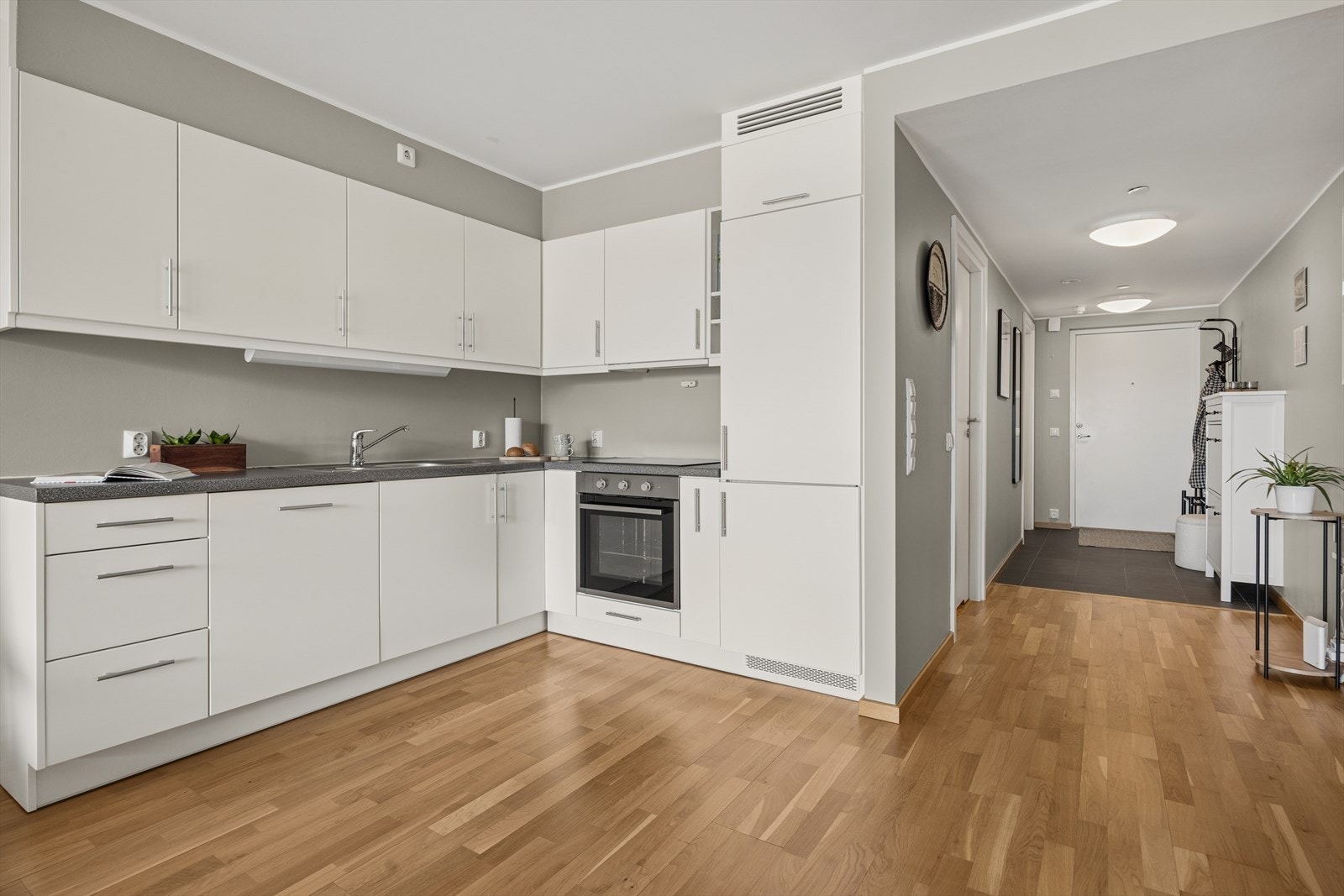 Lys og tidløs kjøkkeninnredning med god lagringsplass i både over- og underskap. Galleribilde