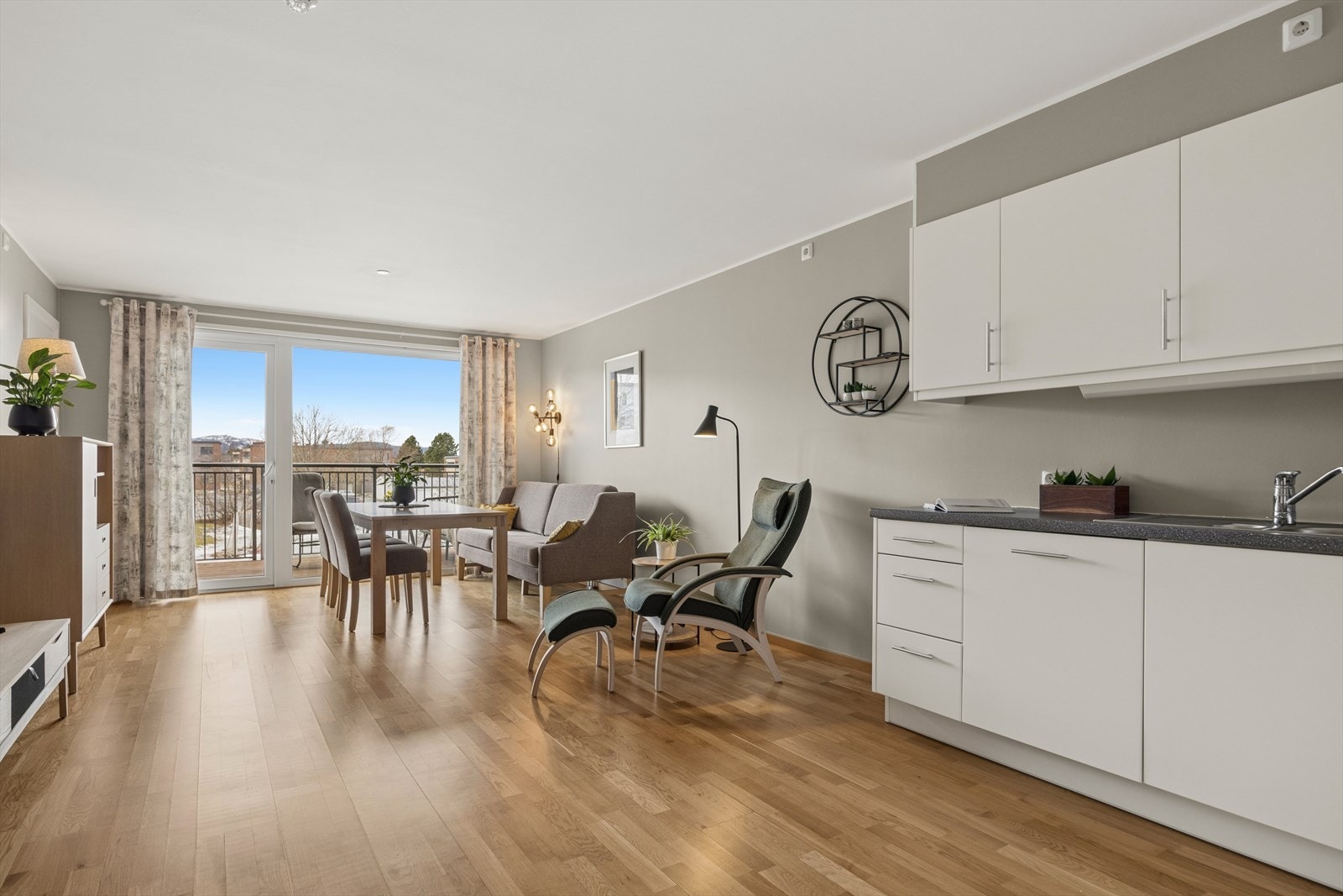 Leilighetene er holdt i moderne og tidsriktige farger. Her får du også alle moderne bekvemmeligheter som fjernvarme og balansert ventilasjon. Galleribilde